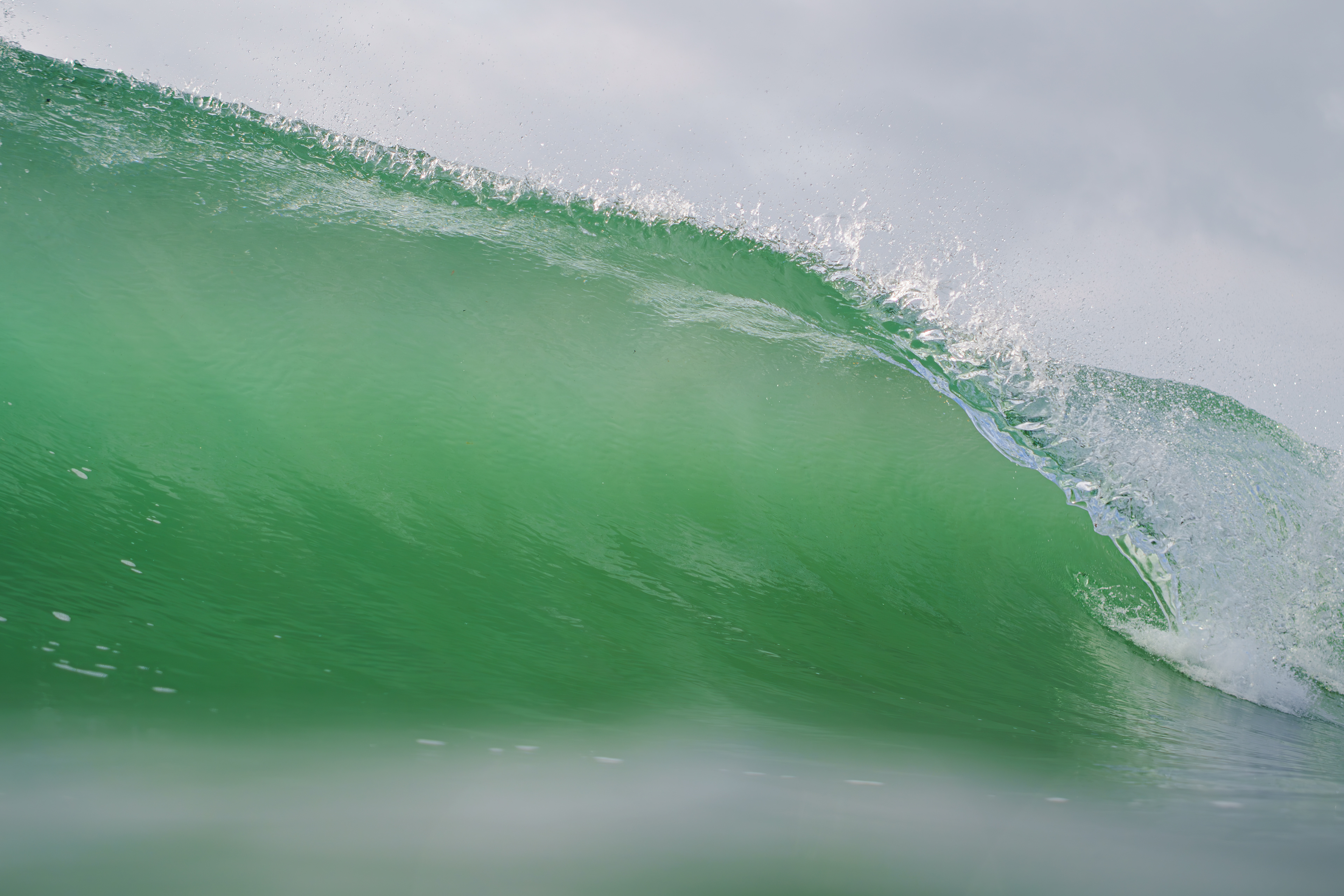 入った時は曇天で空が暗くなり小雨が降ったりいきなり雲が薄くなって光が差し込んだりと忙しい天気。天候の変化に伴って海の色が変色し波になるとまた違った色に変わる。  06/25/2025  Shikoku