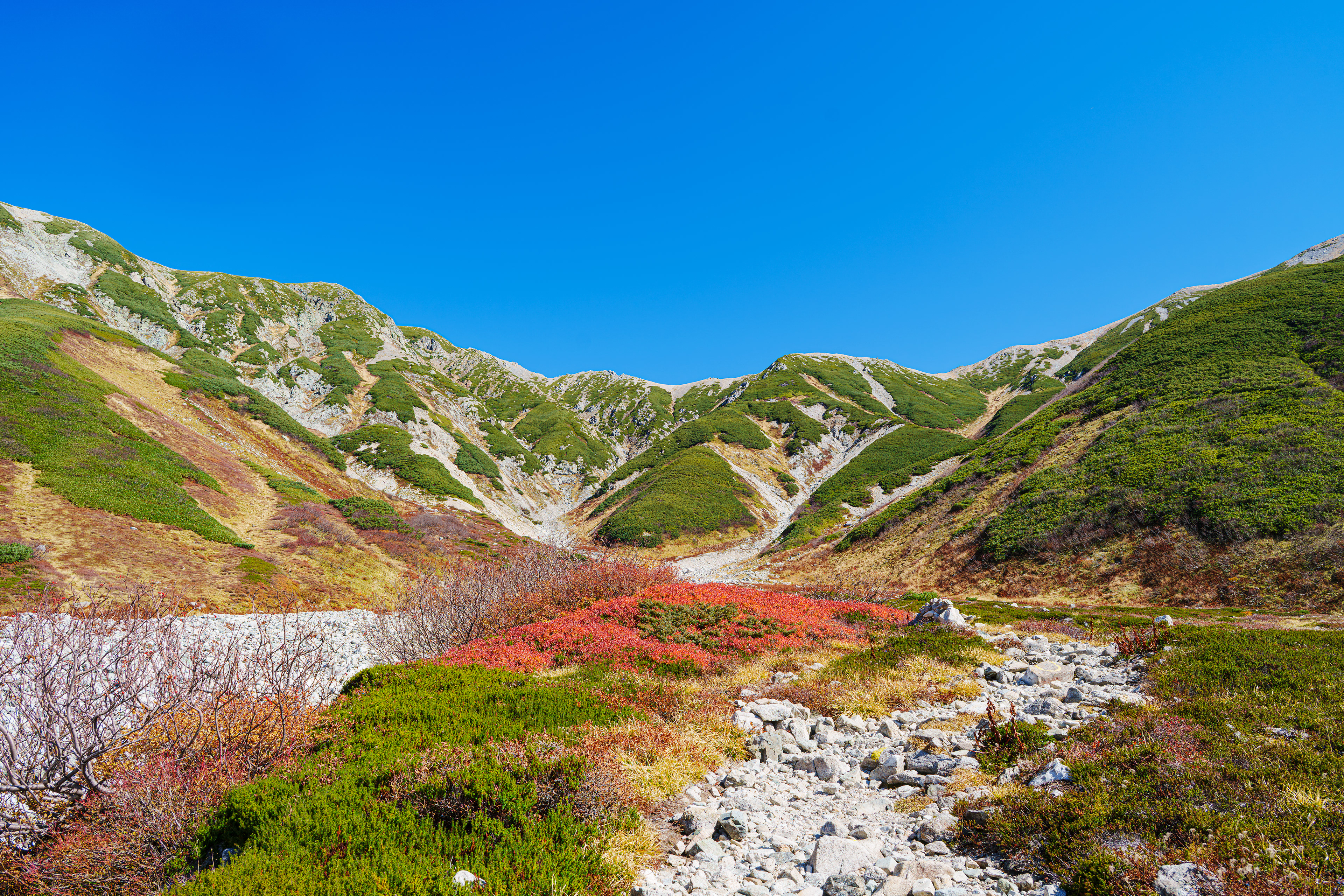 紅葉のシーズンは過ぎた時期だけど美しい雷鳥沢。絵葉書のような景色。  2025/10/23　雷鳥沢