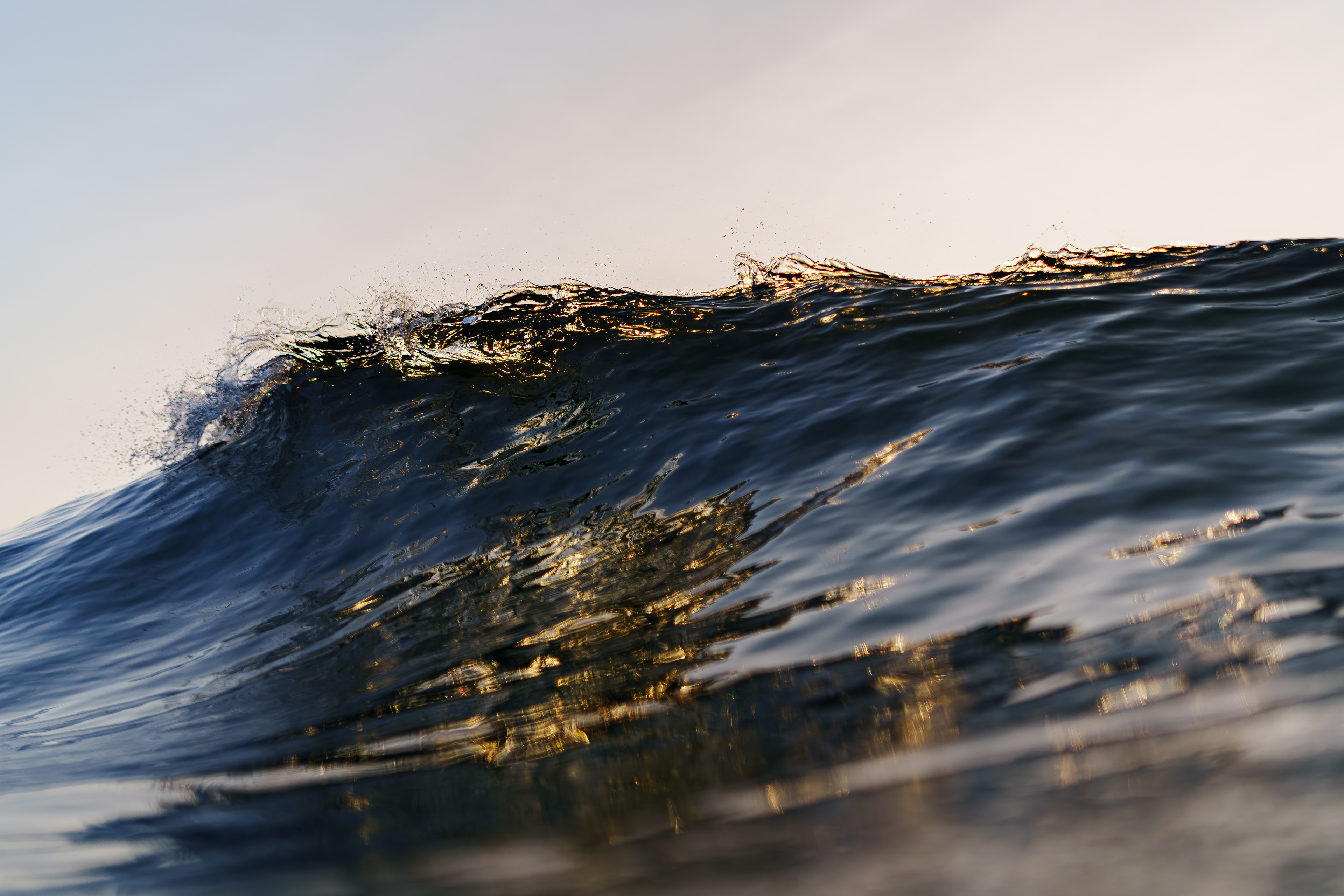 波は小さかったが朝陽が見れる天気の良い朝は久しぶりだった。波の後ろからの陽の光と空から反射した陽の光が海面を黄金に輝かせる。 05/23/2025 Shikoku