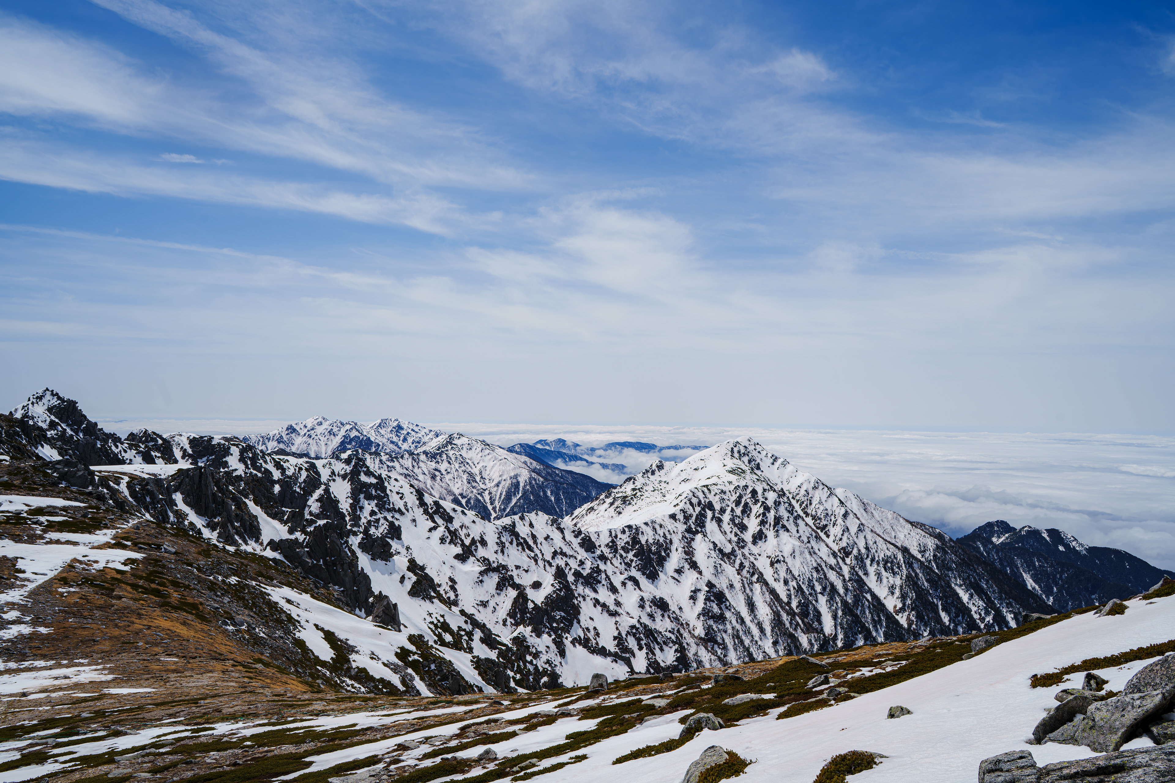 中岳中腹からの南西方面の眺望。 4/22/2025 Kisokomagatake