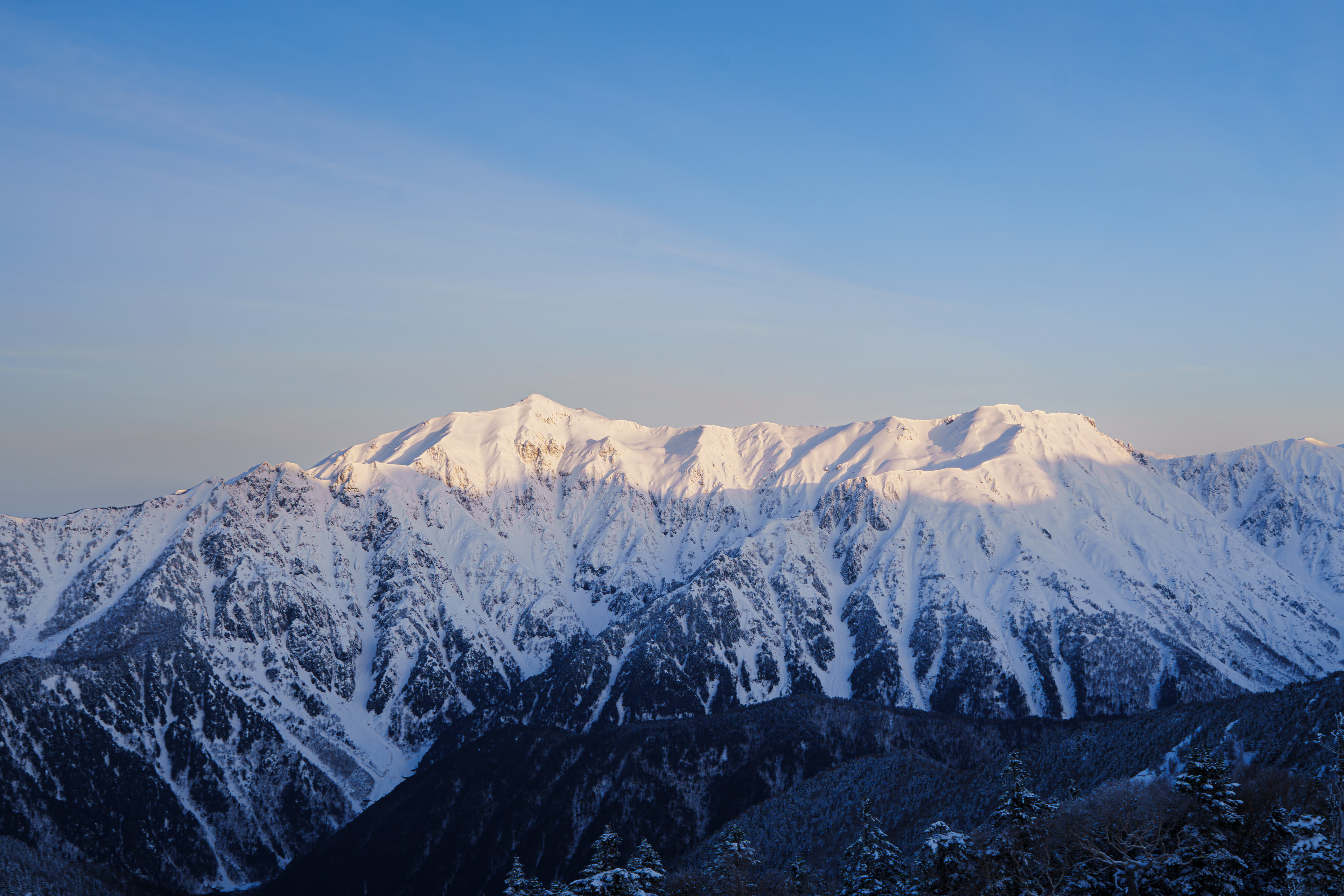 『 captivated​​​​​​​』 澄んだ空気が空を青く彩り太陽が昇り山肌を輝かせる。モルゲンロートは見れなかったが刻一刻と変わる景色を見入ってしまう。この風景を横目で見ながら歩けることが贅沢すぎる、そしてこのルートが西穂高山頂まで続く。  3/12/2025　笠ヶ岳