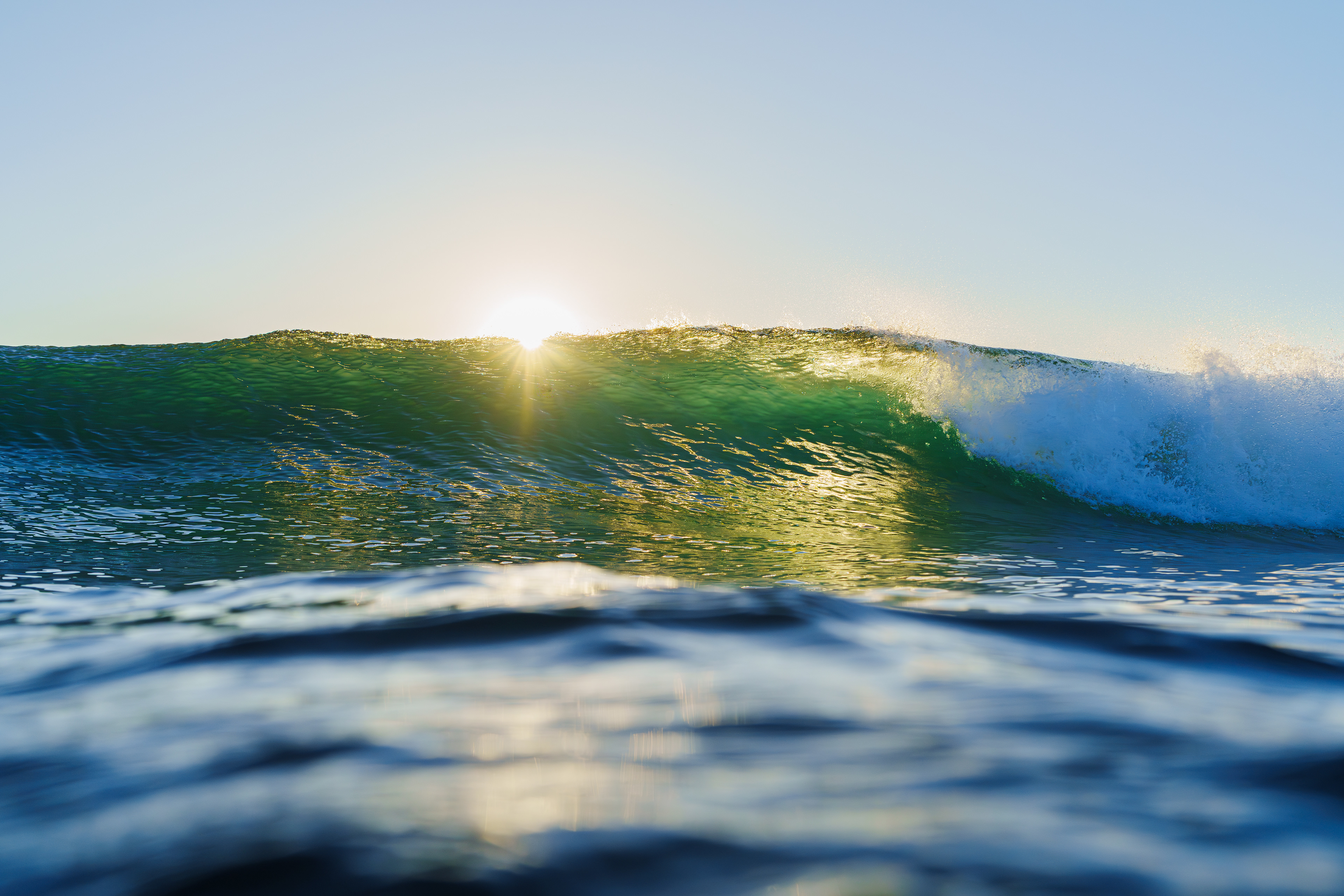 場所をインサイドに移動して遠目から朝陽と波が重なるタイミングでシャッターを切った。  2025/12/22　Kochi (1/1250sec F5.0 ISO800 40mm)