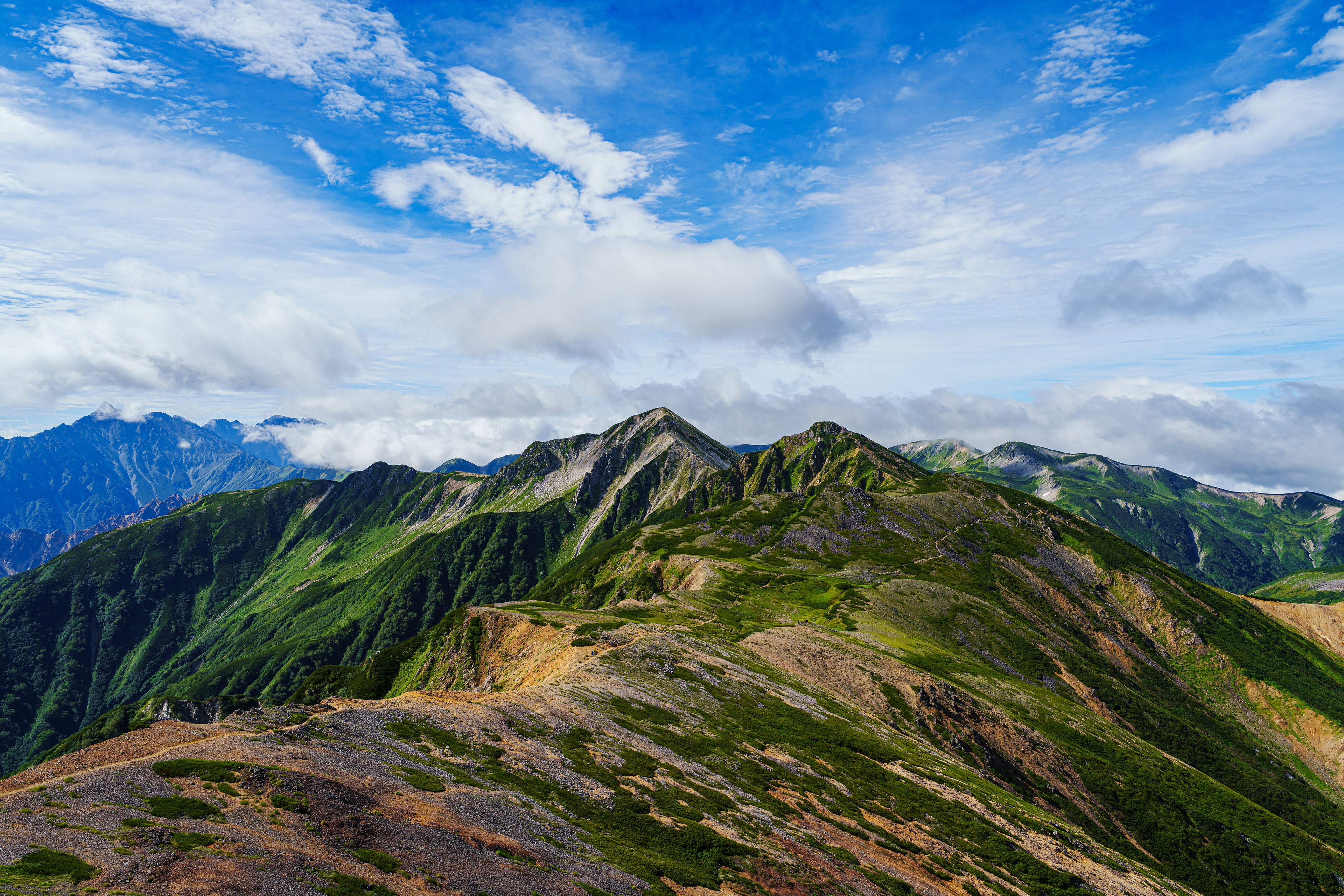 『trail』尾根沿いを歩くルートは広大な山々と自分が歩いてきた道を振り返り見できる。この日は10時頃まで山頂付近はガスで覆われていたが次第にガスは抜け尾根を歩く頃には青空が見え、この風景を見ることができた!次回は朝陽、夕陽、星空を一緒に撮影したい風景。