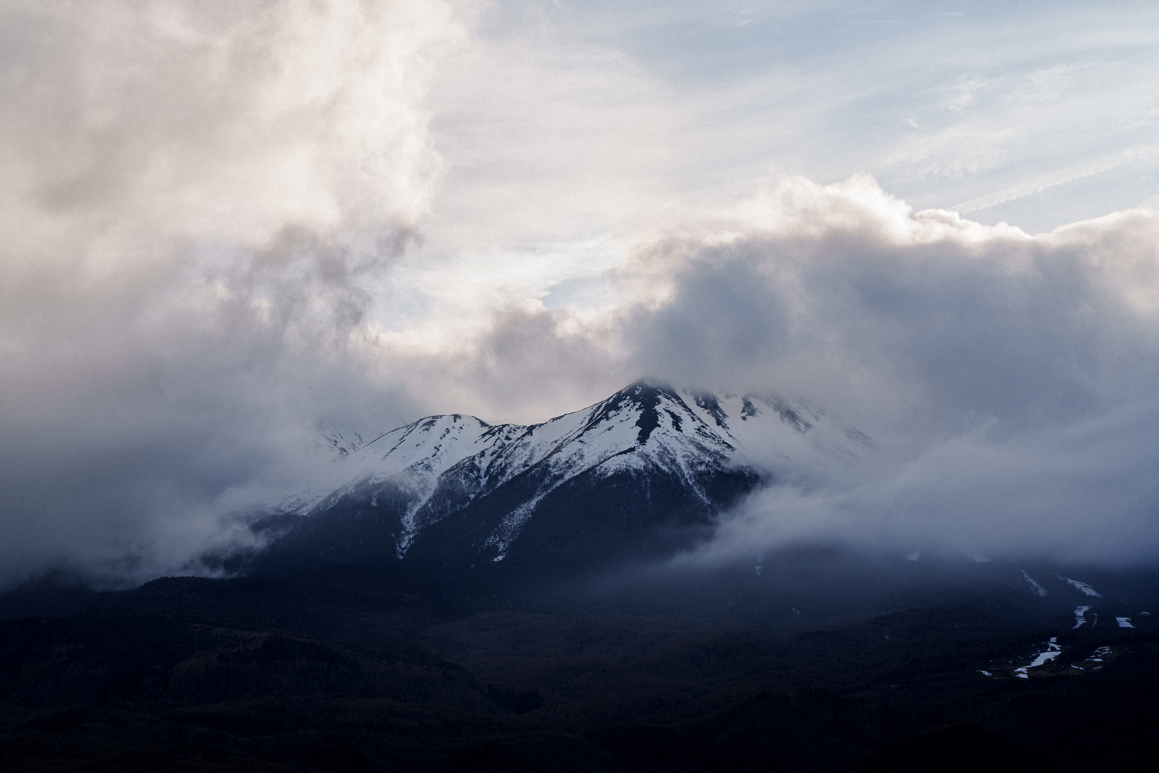 2日目は予報通り朝から雨。ゆっくり休み遅い朝食を食べてから明日の目的地の木曽方面に向かった。昼過ぎから雨は小雨になったが山々は深い霧に覆われていた。木曽に着いたのは13時過ぎ。昼食を食べ終わる頃には雨は止んだので、ダメ元でいつも御嶽山を撮影している場所に向かった。到着した時はガスで覆われていた。珈琲を飲んでゆっくり待つが...。諦めて車に戻り少し走らせるとガスが少し抜けてきた。急いで車を停めて撮影。撮影後、数分でまたガスの中に消えた。 4/23/2025 Mt.Ontake