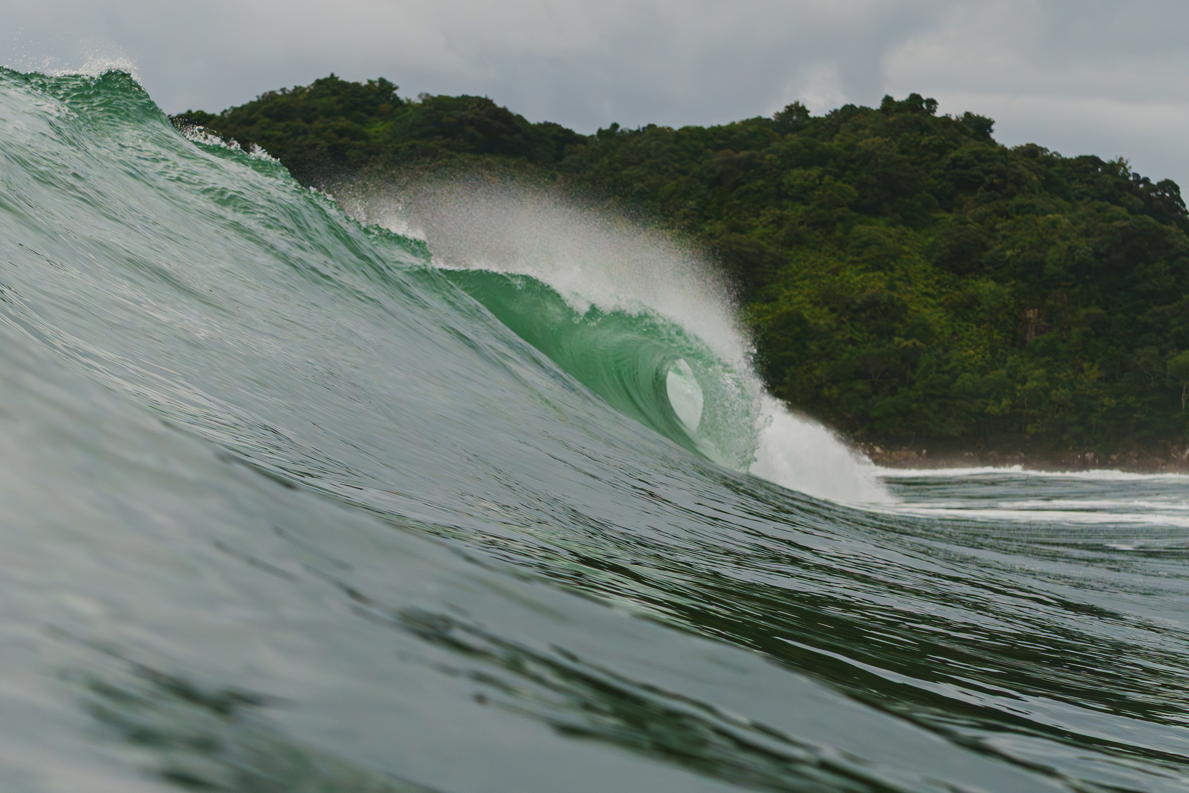 この日は基本速くつながった波が多かったが、しっかり選べばロングライドできる波もチラホラあった。でもその波を選択するのが難しかった。ファインダー越しに波を見ていると僕は撮影だからまだ冷静に見れるがサーファーなら待ち切れず痺れを切らしてどうしても目の前の波に手を出してしまうだろうと思った。写真の波は奥から順にフェイスが張りパワーのある掘れたいいレギュラーの波だった  09/25/2025　shikoku