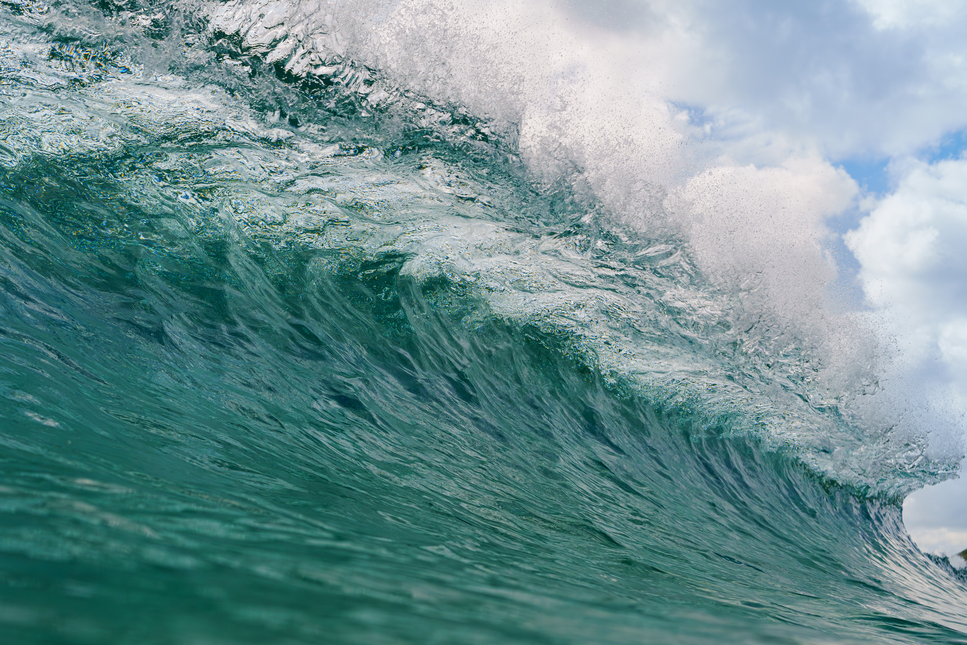 少し速いがパワーもありreefらしい良い波。場所を色々と変えて撮影。波の色が変化する。 2025/11/1　Amami Oshima  (1/1600sec F6.3 ISO500 40mm)