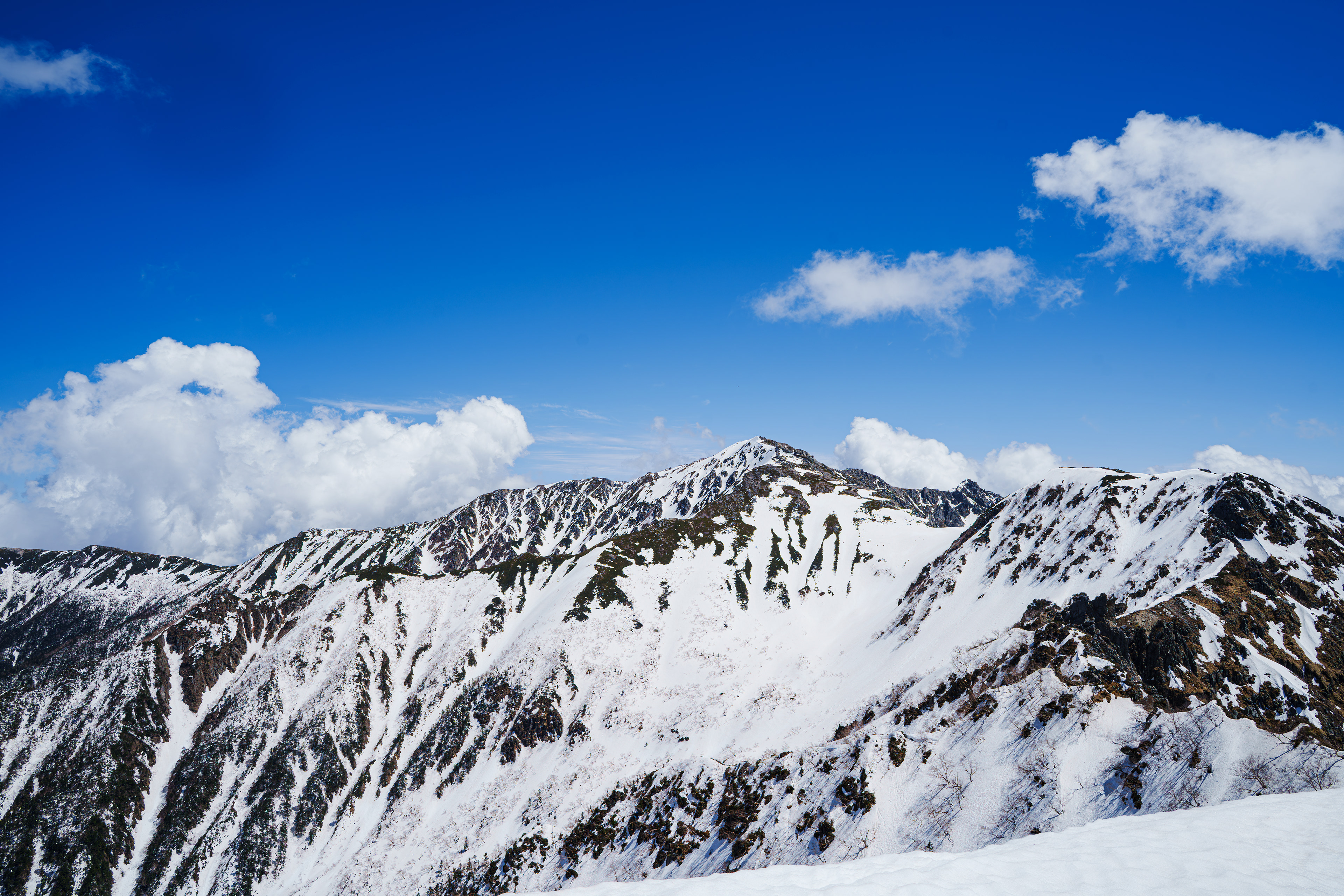 4合目半を過ぎると積雪があり、気温の上昇もあって雪が緩くズボ足。なかなかペースが上がらず苦戦。7合目避難小屋で少し休憩をとって麦草岳へ向かった。森林限界を過ぎると息を呑む景色が広がっていた。山頂でゆっくり珈琲を飲みながら撮影。最高すぎる時間でした。 4/24/2025  麦草岳