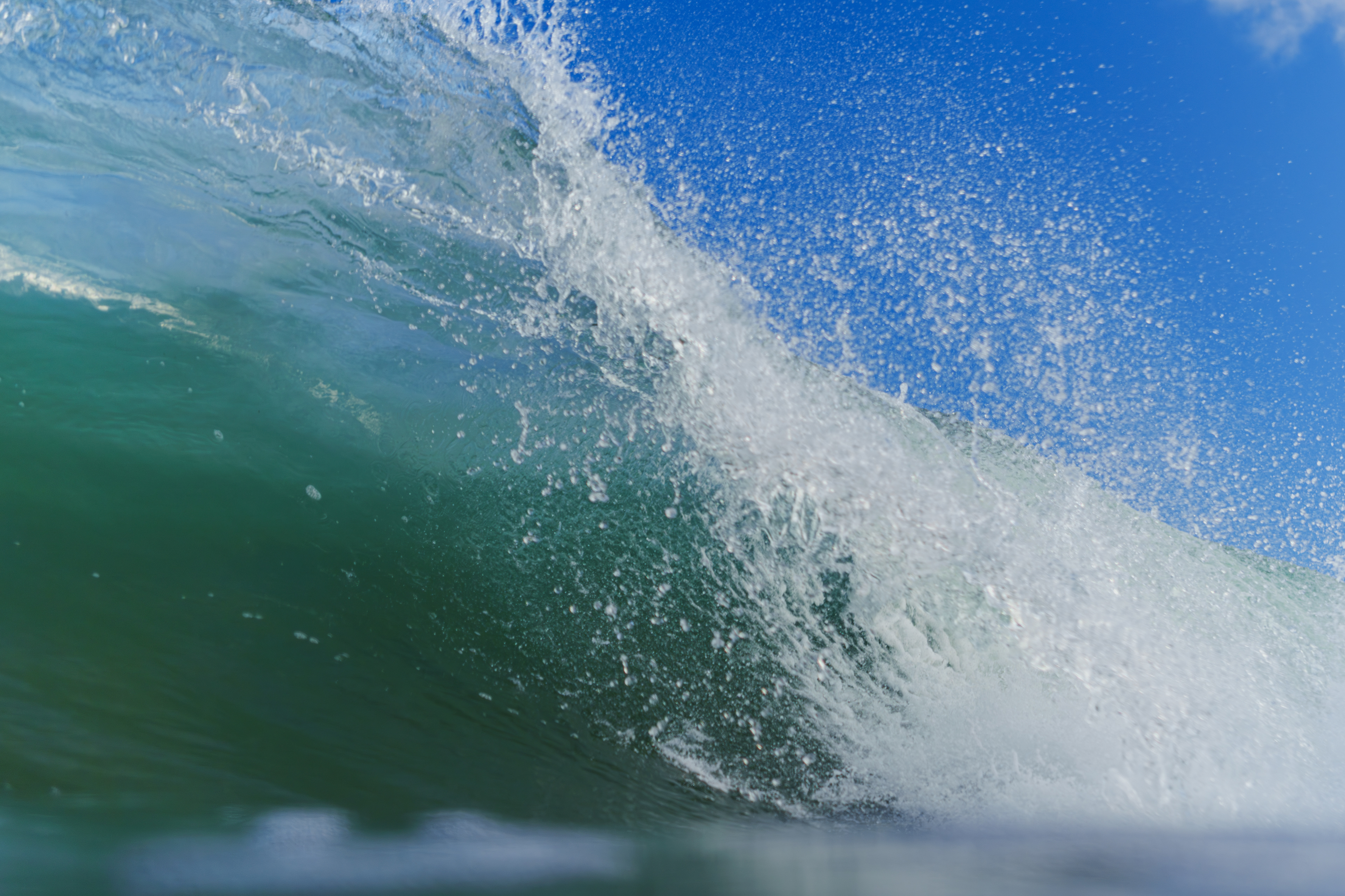 同じポイントでも波の陰で海の色が変化する。陰のない海はエメラルドグリーンだが少し陰になると濃い緑から青色になる。見ているだけでも飽きない景色。  07/28/2025　　Shimanto