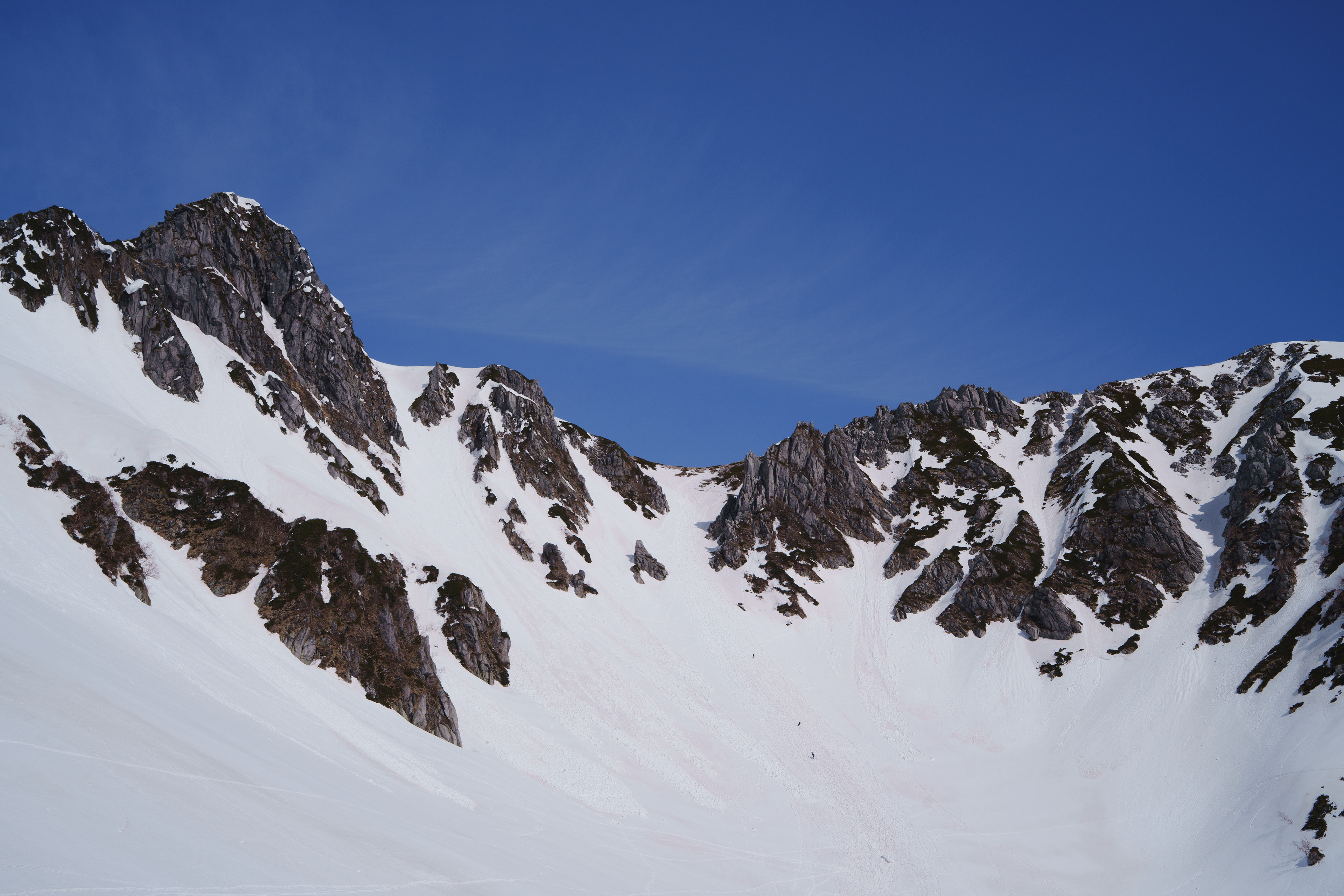 今年に入って木曽駒ヶ岳に登る計画していた。しかし予定日が近づくと天候の大荒れが続く...ホテル千畳敷に泊まる予定だったので予約してはキャンセルが続いた。結局泊まりは止めて晴れ予報の日を狙い向かった。翌日は大雨予報だったので心配したがこの日は予報通り晴天。久しぶりの木曽駒ブルーが見れた。   04/22/2025 駒ヶ岳千畳敷