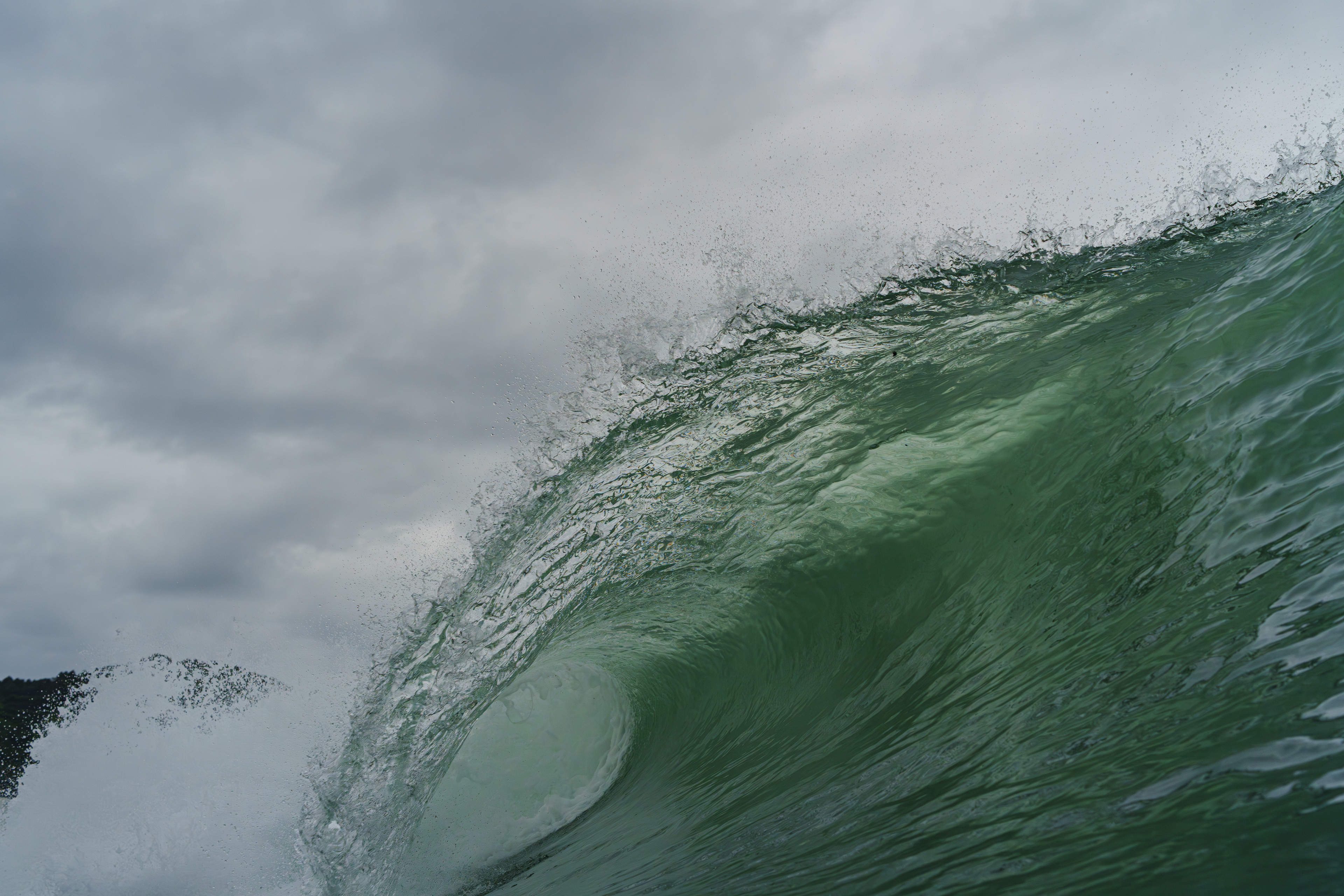 台風が3つ発生し、どのタイミングが良いか波情報とWindyをチェック。予定していた日はタイミングが合わなくサイズが上がらず....。結局残された日はジャンクなコンディション&天気が悪いという日だった。道中山の中は豪雨に見舞われ「大丈夫かな？」と不安になった。到着すると雨はほとんど止んでいた。風も弱く明るくなるまで海を眺めていた。波は肩〜たまに頭サイズ。海上では風が強かった影響もありまとまりのない波。1時間で満潮もあって潮が多くたまに切れた波もあるがほとんどワイドなダンパー。潮が引く時間まで待つか少しだけ朝陽がある今入るか迷ったが待つことに。満潮を過ぎて1時間程するとセットはよりワイドになってきたのでこのままだとヤバそうなので急いで入った。久しぶりの台風の波でサイズがあるのとサーファーゼロで海の中にいるのが自分一人なのでちょっとだけ緊張した。アウトに出るとイカついワイドな波が炸裂。なかなか切れた波が無いがチャンスを待つ。待ったかいがありグーフィーのいい波が目の前に！しっかり構えチューブの中に（これは入る前の1枚）久しぶりにスッポリ。波のパワーを感じた一枚でした。  09/25/2025　shikoku