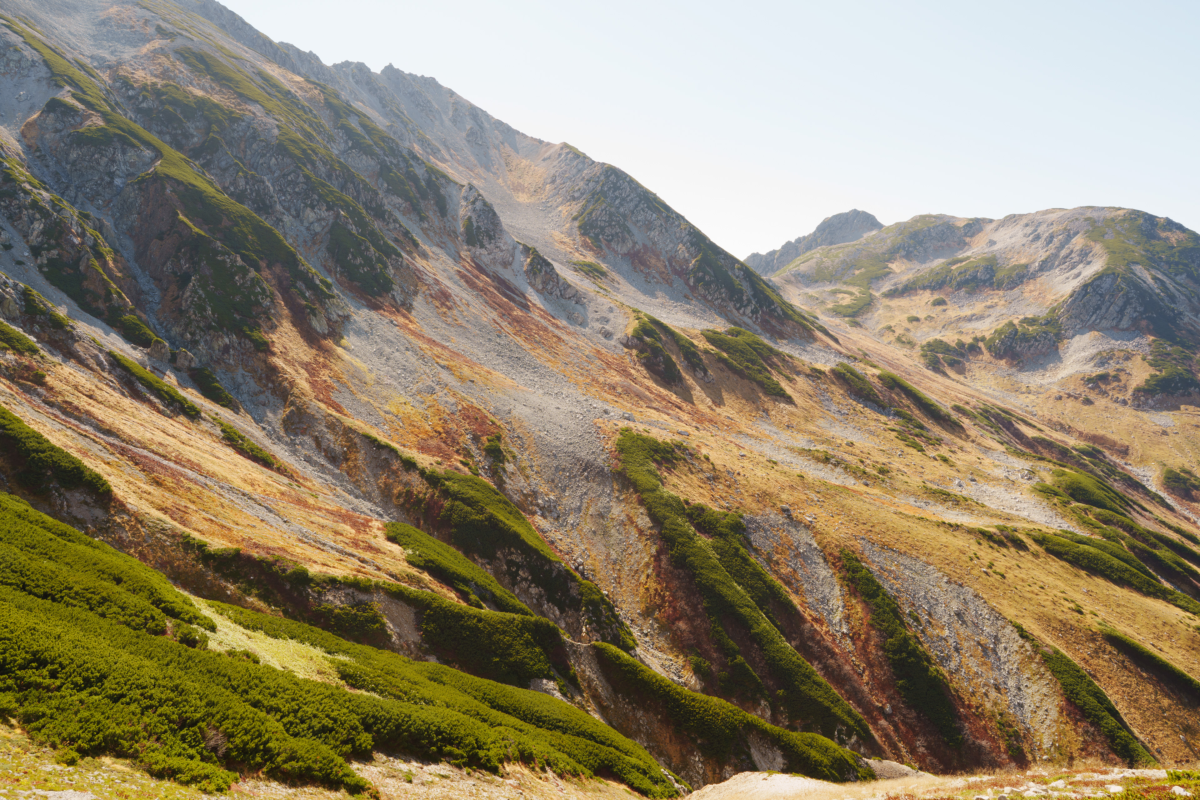 テン場に戻る下山途中に振り返ると美しい山肌。ずっと眺めていられる風景 2025/10/23　