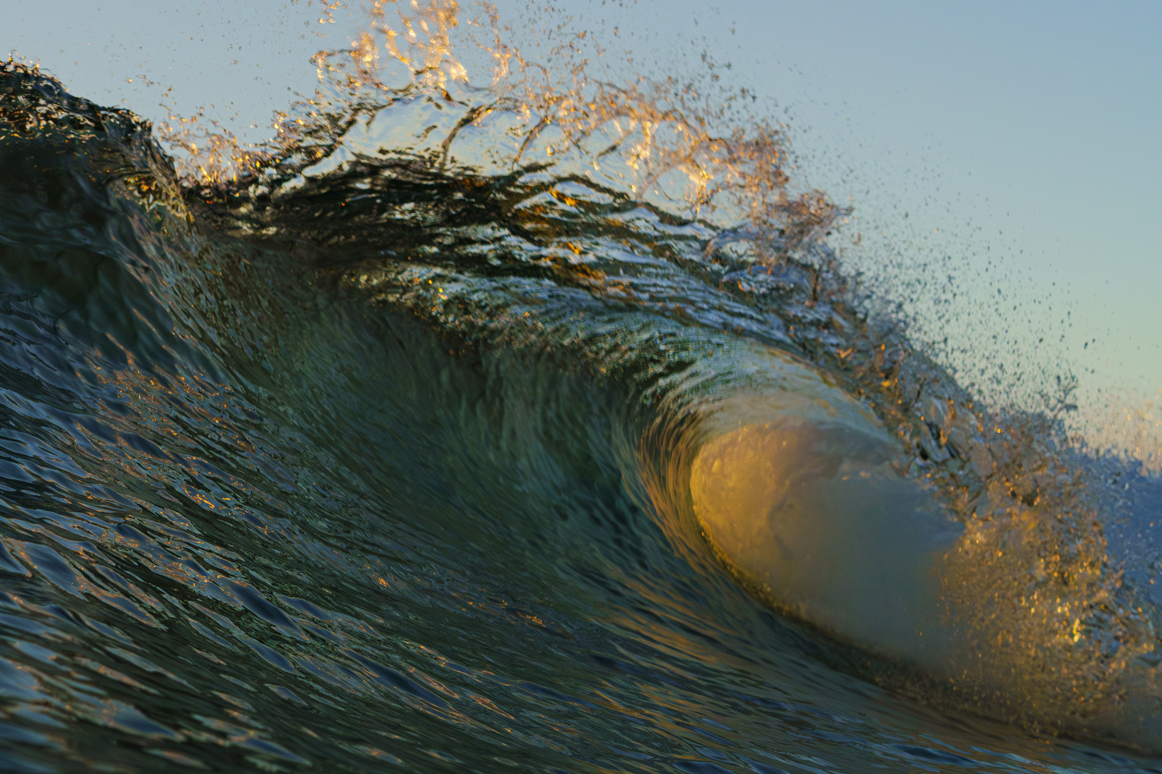 ブレイクする波の奥に光が差し込んでいたのでサイドに移動した。ここでもなかなかタイミングが合わなかったが何とかシャッターが切れたがピントが合っていない...   2025/12/22　Kochi (1/1250sec F5.0 ISO800 40mm)