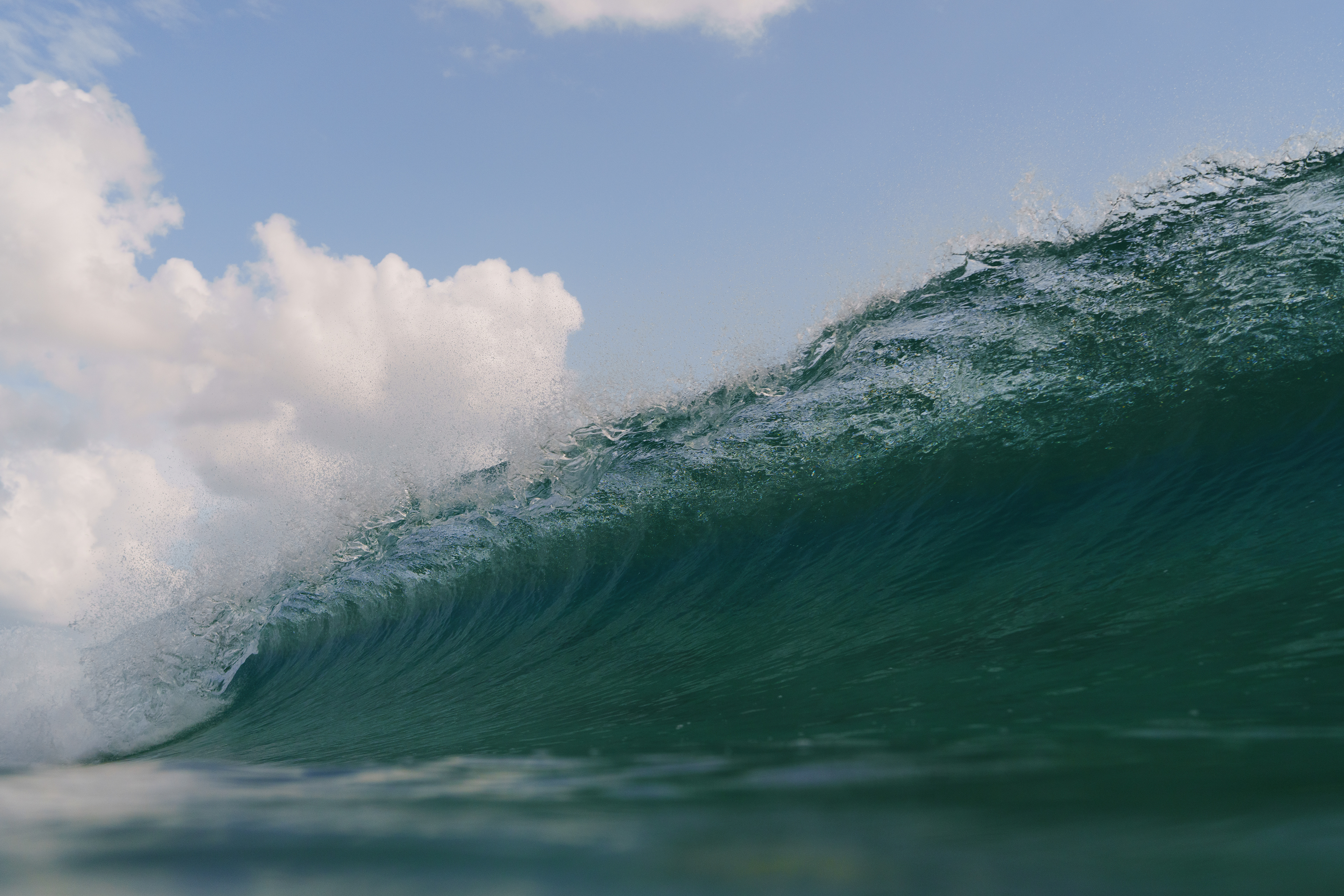 時間の経過で天気が変わり雲も多くなり波の雰囲気が変わる。でもパーフェクトの波には変わりはない。この時間ぐらいからローカルが入って来てチューブ合戦を繰り広げていた。 2025/11/1　Amami Oshima  (1/1600sec F6.3 ISO200 40mm)
