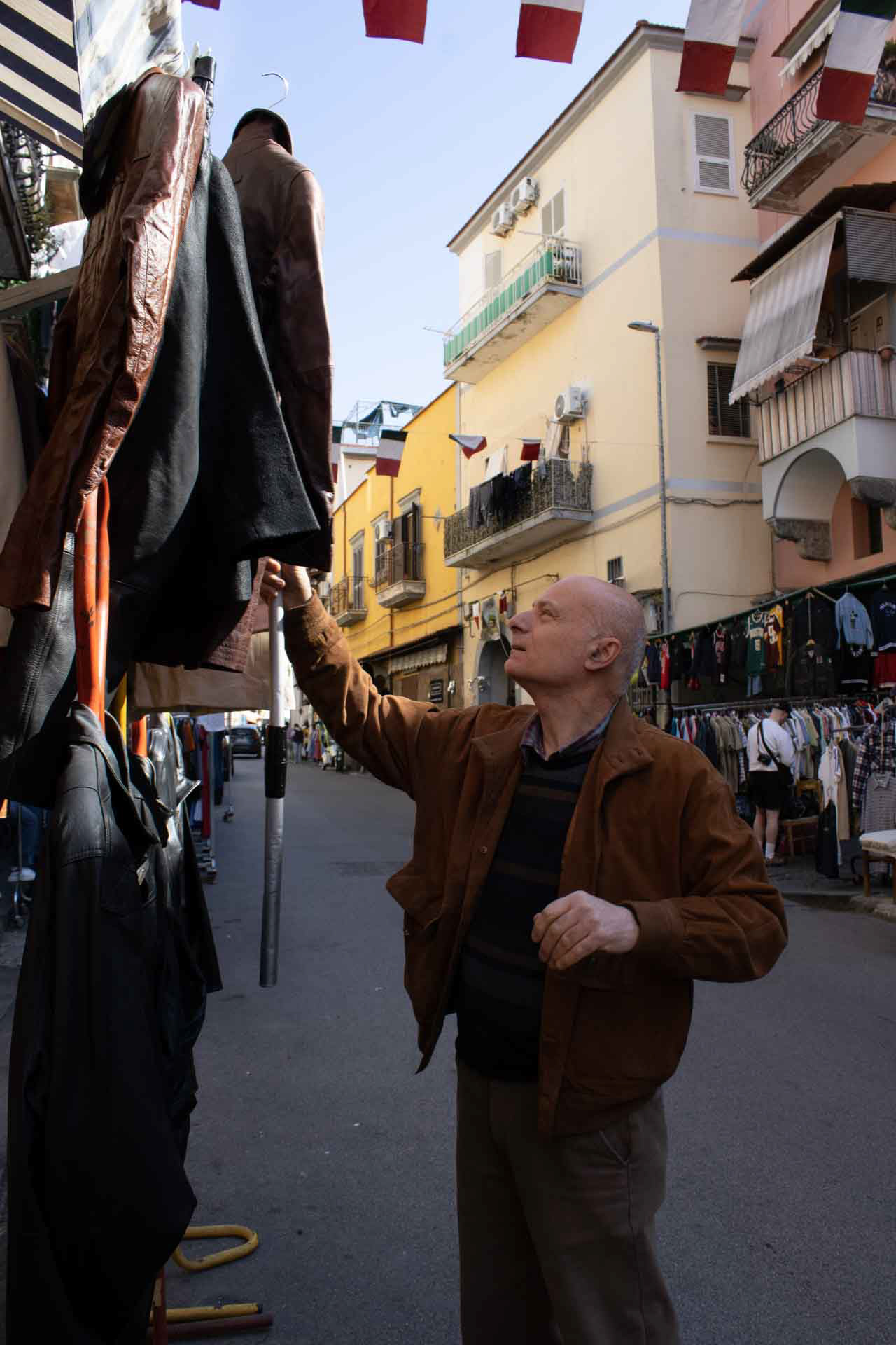 Ciro Cozzolino nato tra le pezze mentre sua madre scartava la merce da una balla, ora fa parte della terza generazione di venditori della sua famiglia ed è specializzato in capi in pelle. 