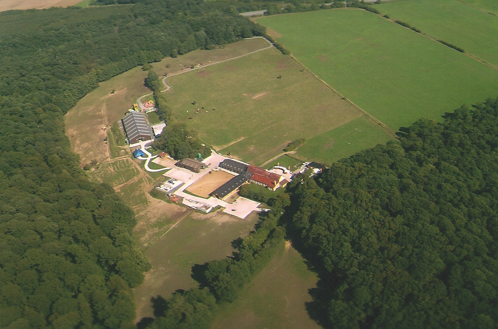 Vue aérienne prise il y a qq années. Depuis lors 2 grandes écuries ont été construites