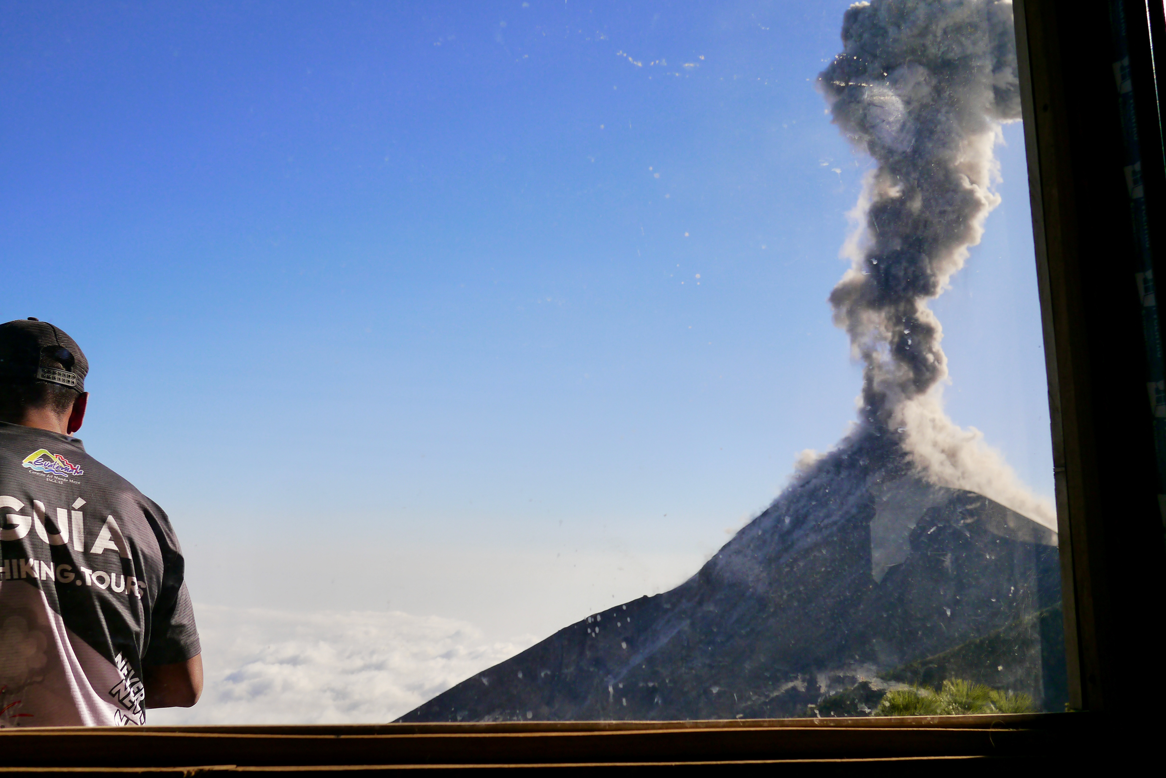 Volcán Fuego erupting