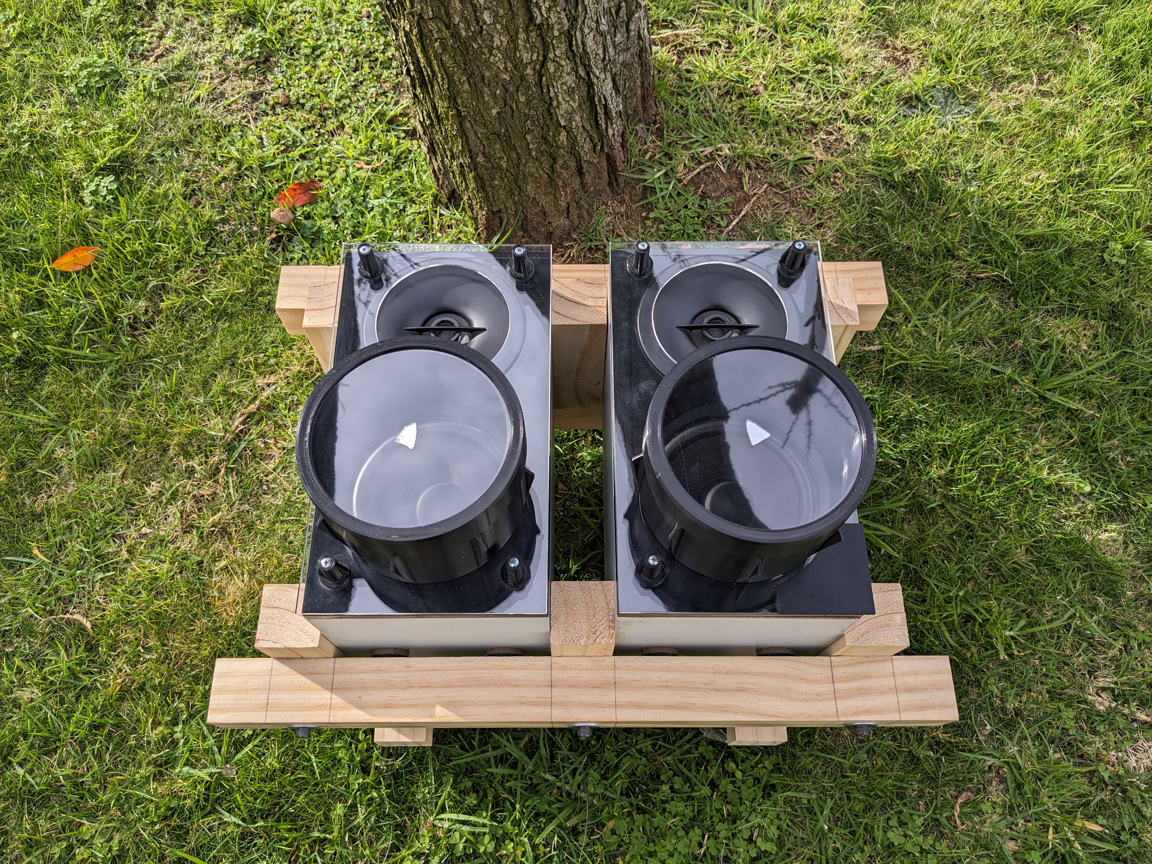 Speaker platform, holds both speakers and their respective membrane and mirror.