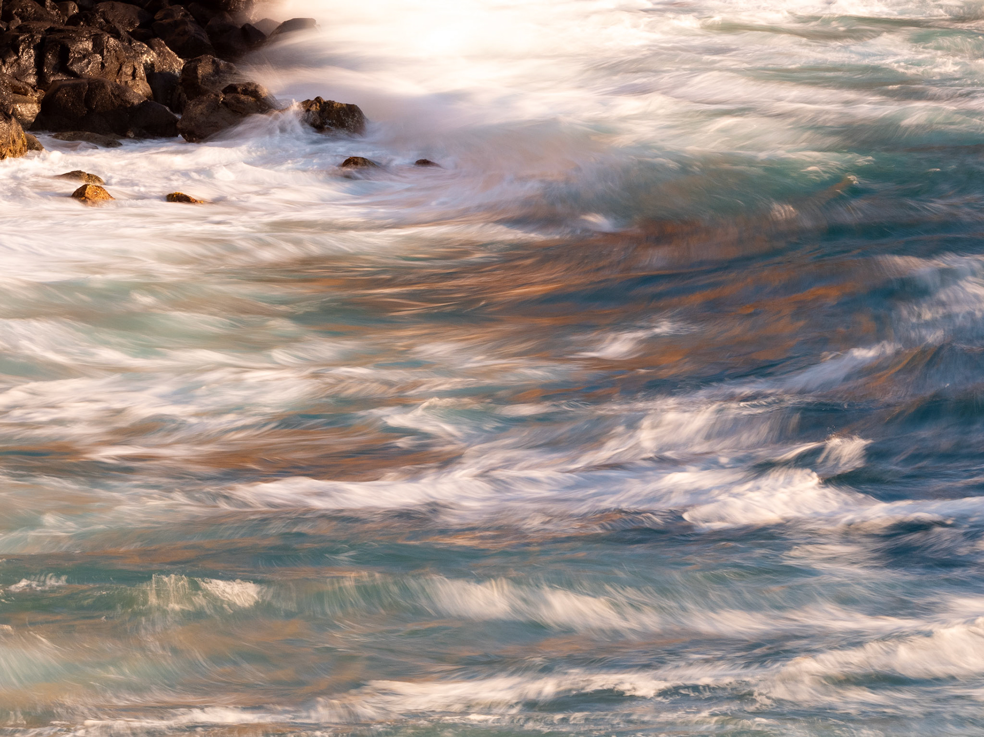 Morning rays in the water in the Acores, unveiling numerous colors.