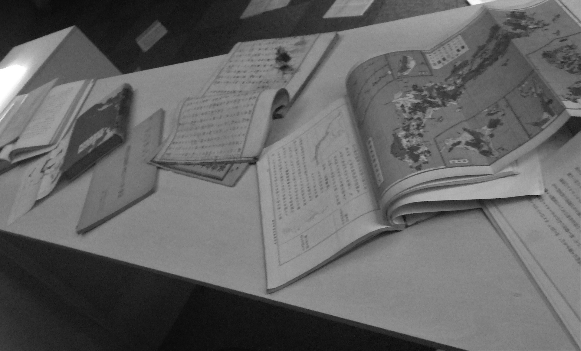 植民地政策と関連する科学の文献たち。地質学、朝鮮統治時代の現地の大豆調査資料、南方の動物の生態についての書物など