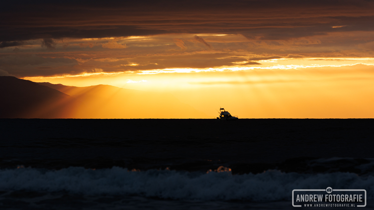 Zonsondergang zee met boot silhouet Tenerife