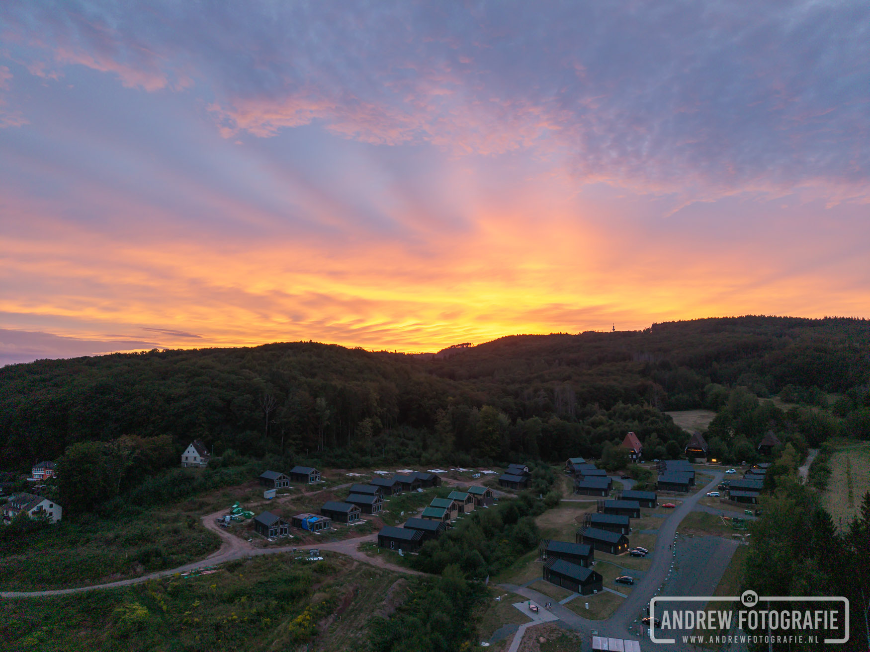 Sfeervol avondlicht over het landschap van de Harz