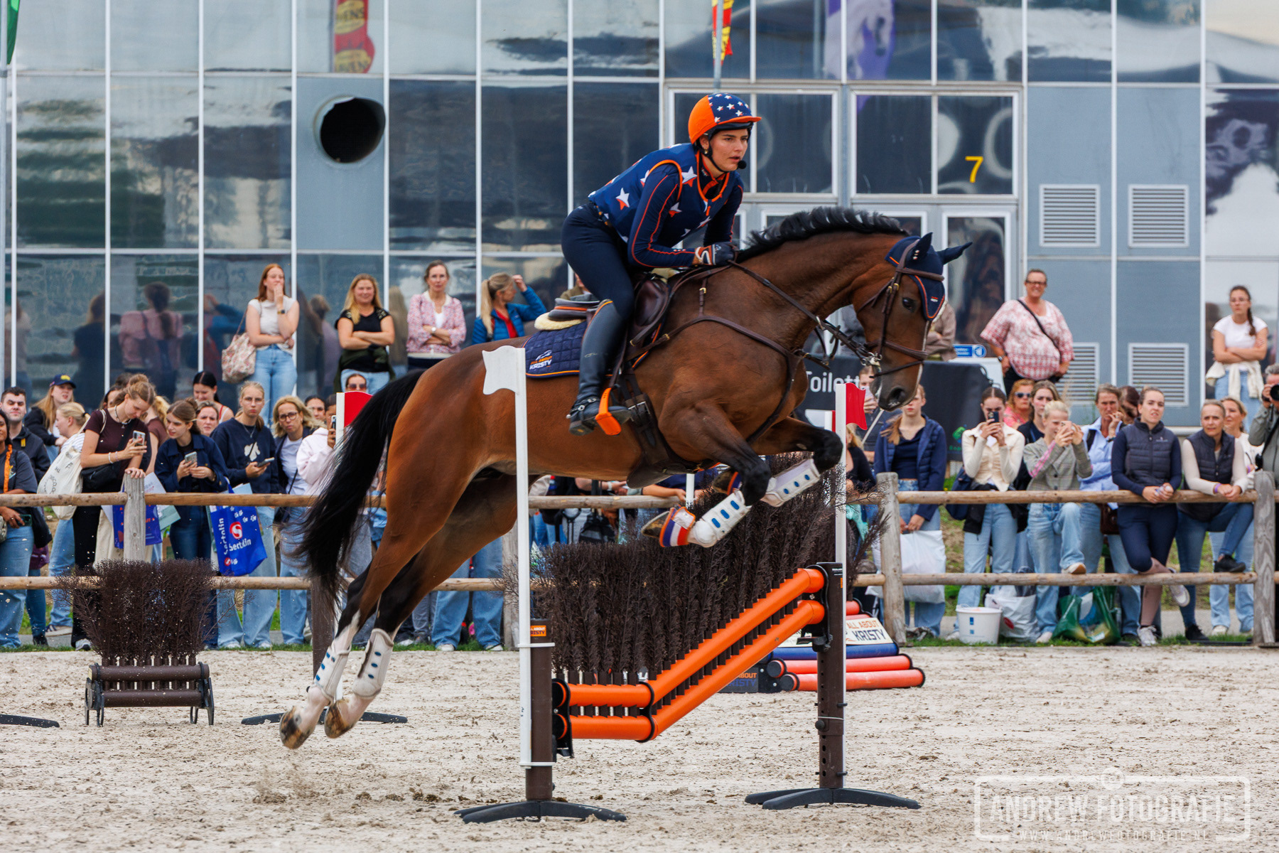 Krisy Snepvanger springt met een paard over de vaste hindernis