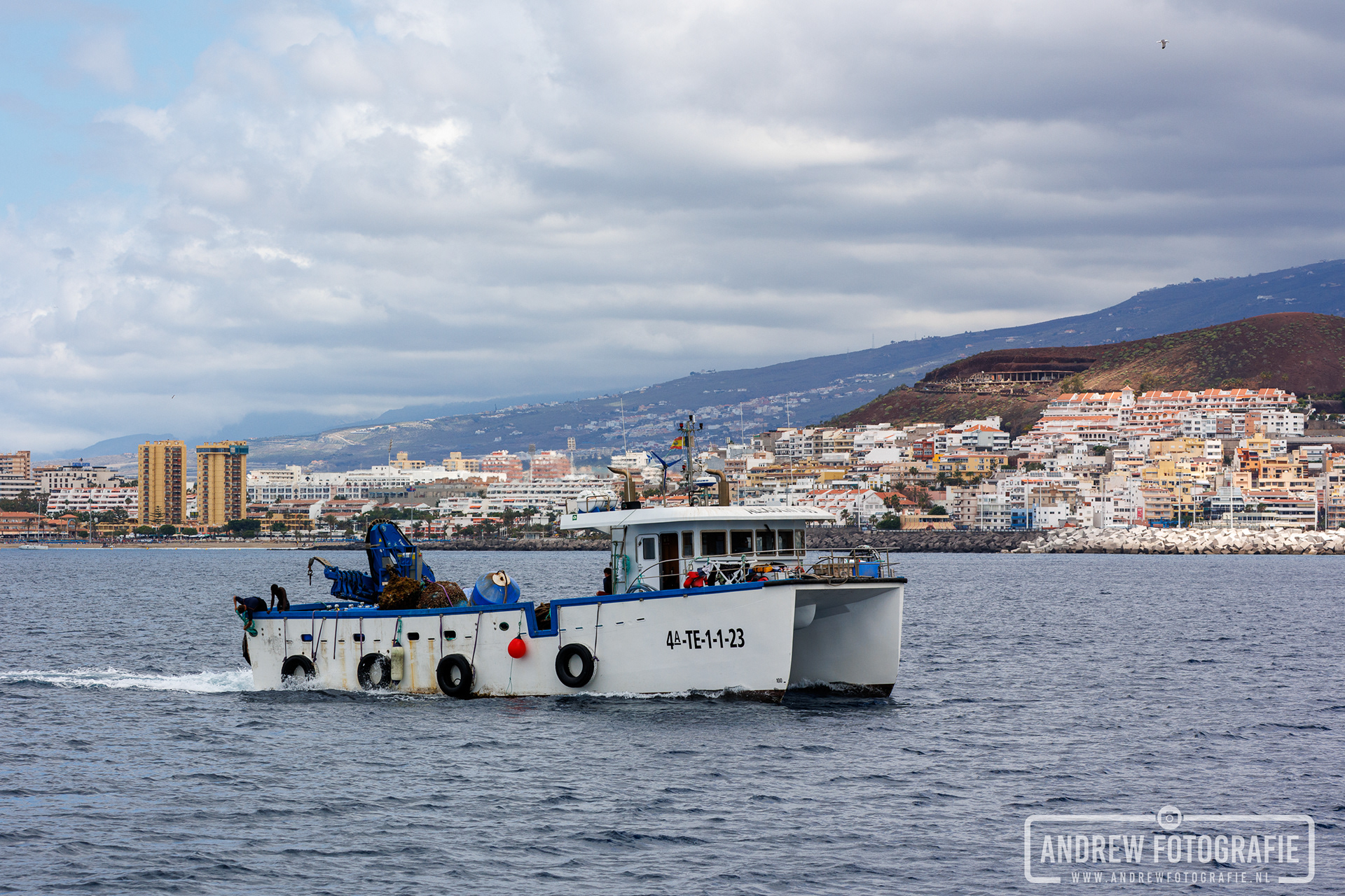 Uitzicht op de kustlijn van Los Cristianos vanaf een boottocht op Tenerife