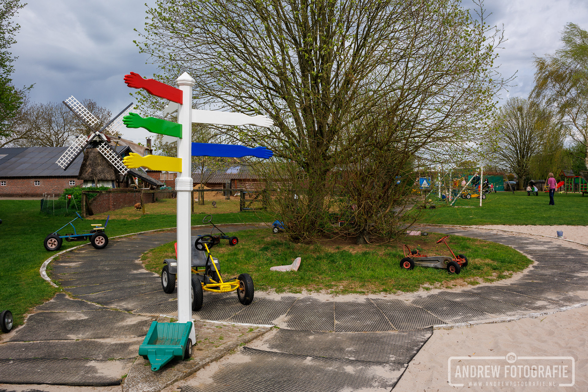 Kleurrijke wegwijzer en speelweide op het terrein van Kinderboerderij Feltsigt