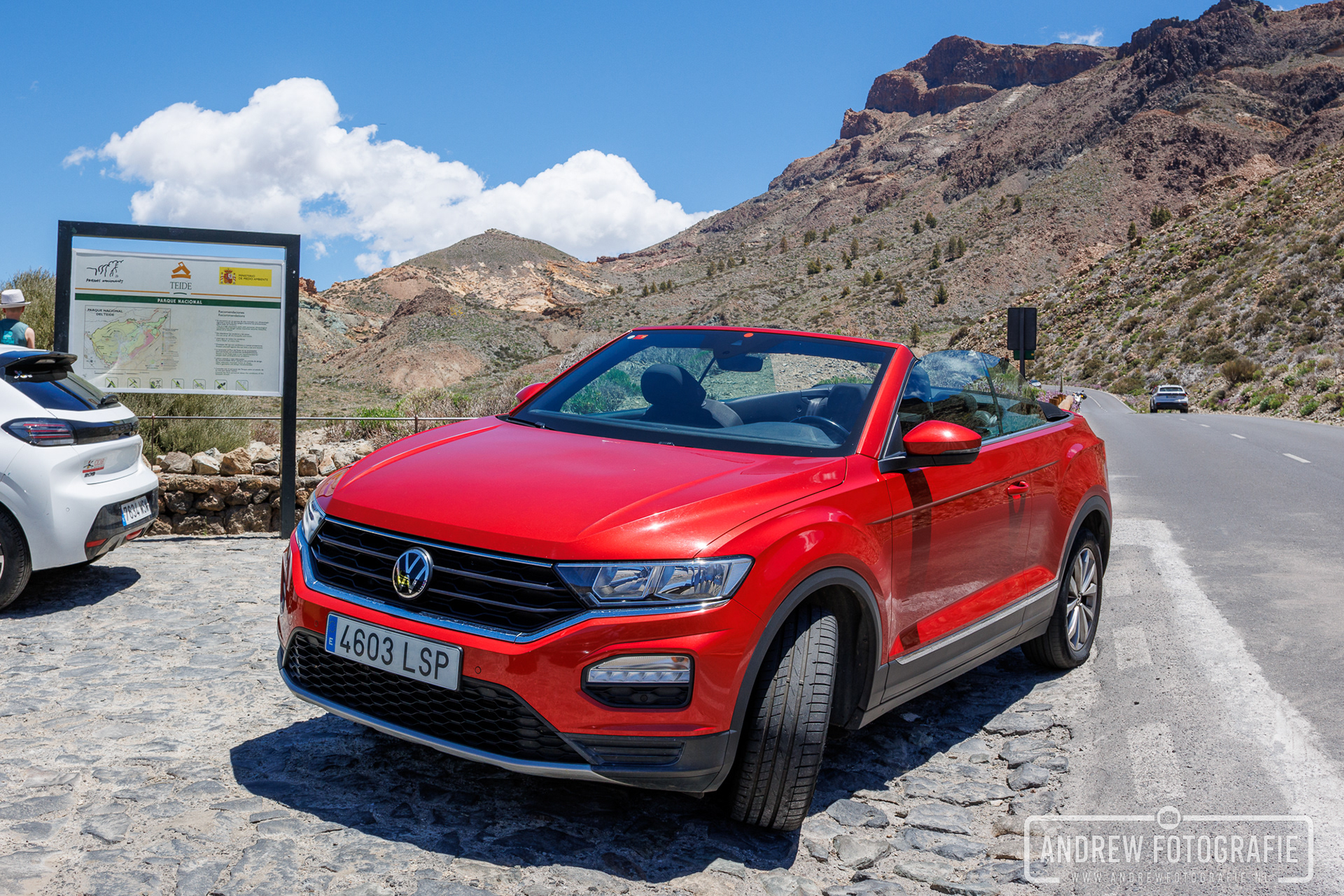 Rode T-Roc cabrio geparkeerd langs de weg in Nationaal Park El Teide op Tenerife
