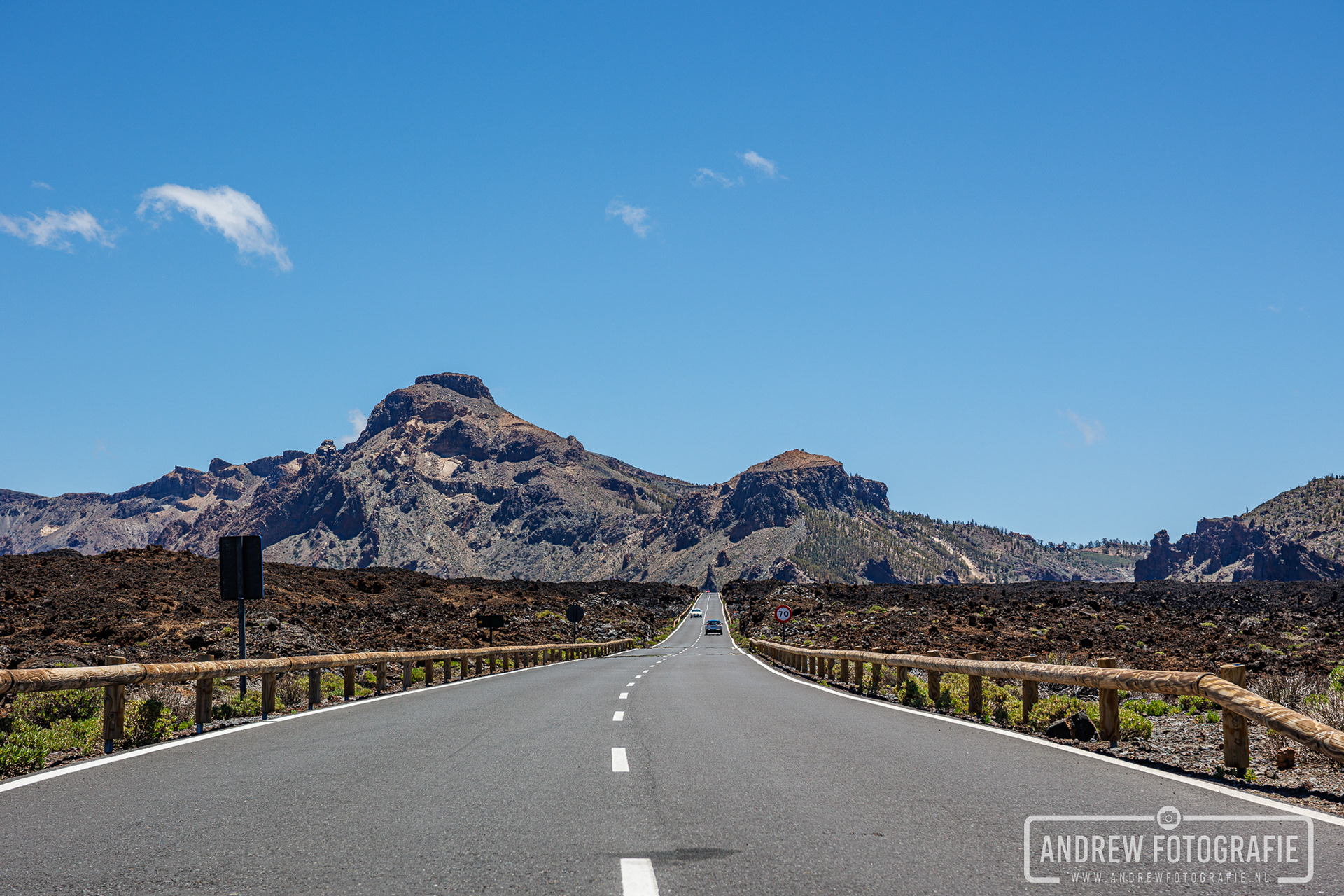 Asfaltweg die doorsnijdt door de indrukwekkende lavavelden van Nationaal Park El Teide
