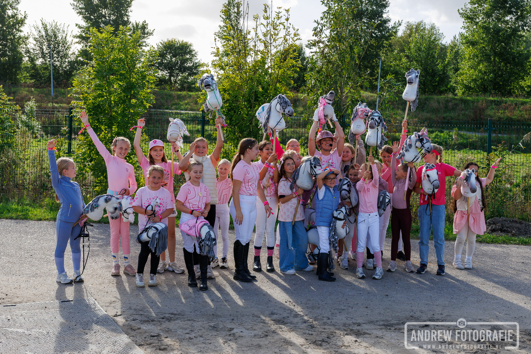 ritt Dekker op de groepsfoto samen met enthousiaste kinderen en hun stokpaardjes op Horse Event Youth 2026 in Vijfhuizen.