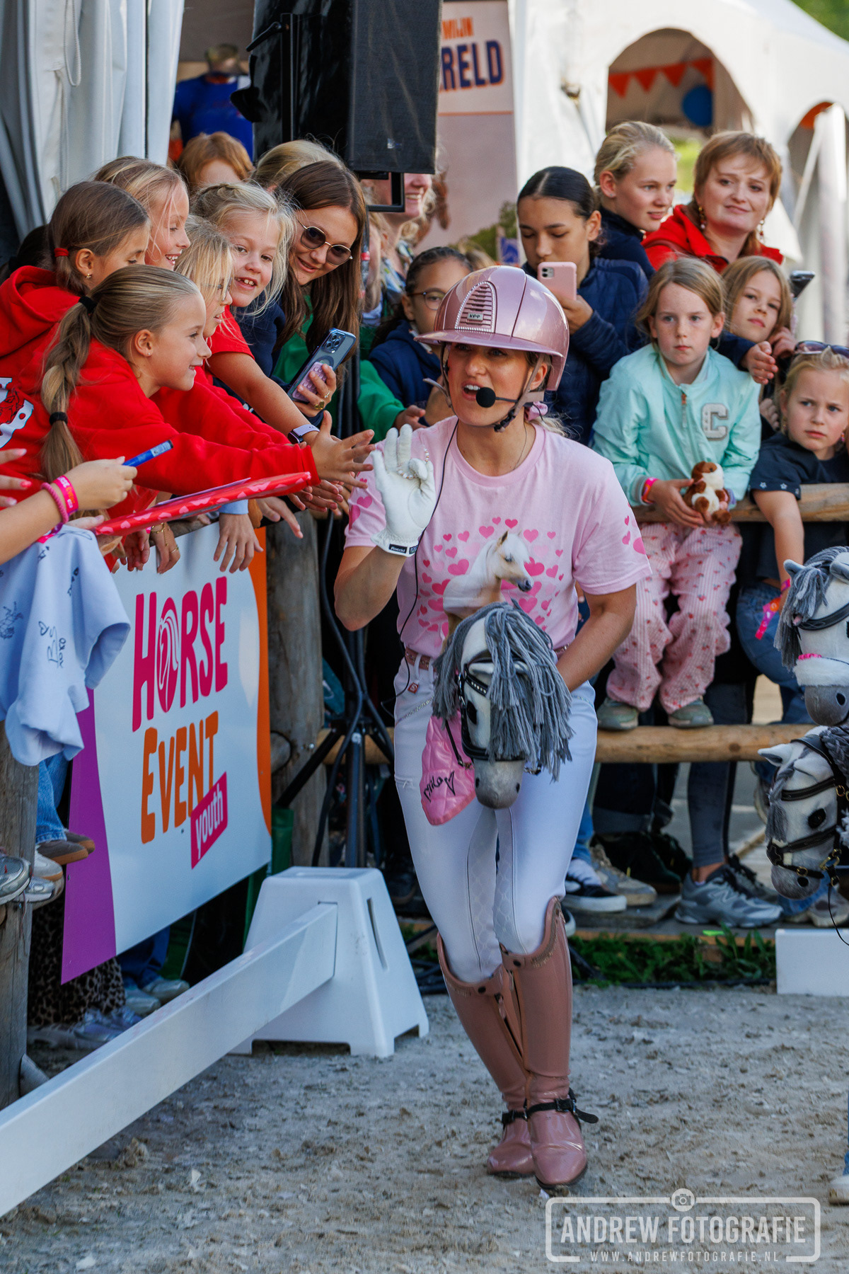 Britt Dekker begeleidt een jonge deelnemer met haar stokpaardje voor de George parade op Horse Event Youth 2026.