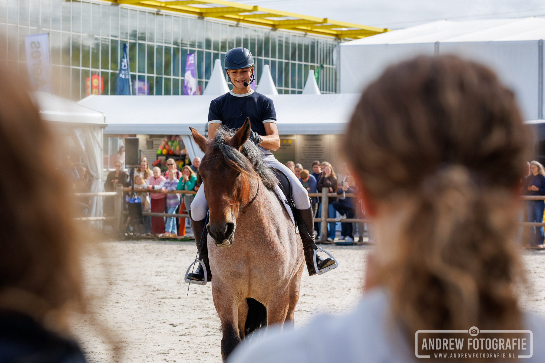 Robin Cooijmans in actie met Bente in de piste, gefotografeerd vanaf de tribune op Horse Event Youth.