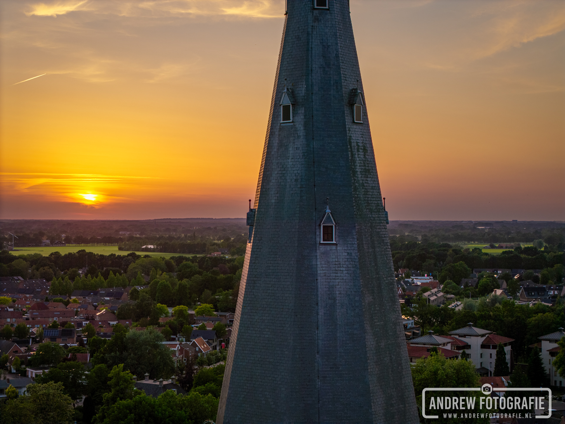 Drone-opname van de neogotische torenspits van de Calixtusbasiliek in Groenlo van dichtbij.