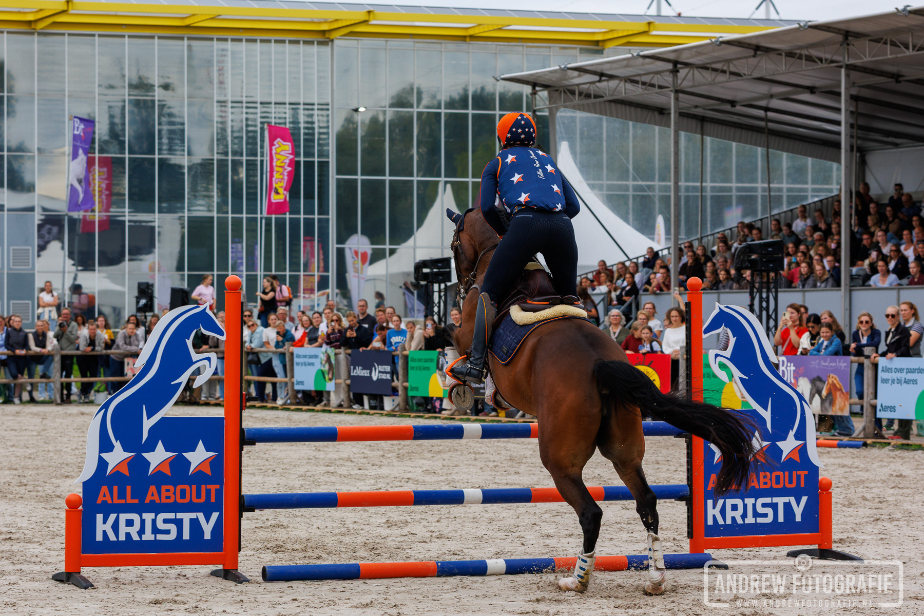 risy Snepvanger rijdt aan op de hindernis tijdens de cross-clinic op Horse Event 2026.