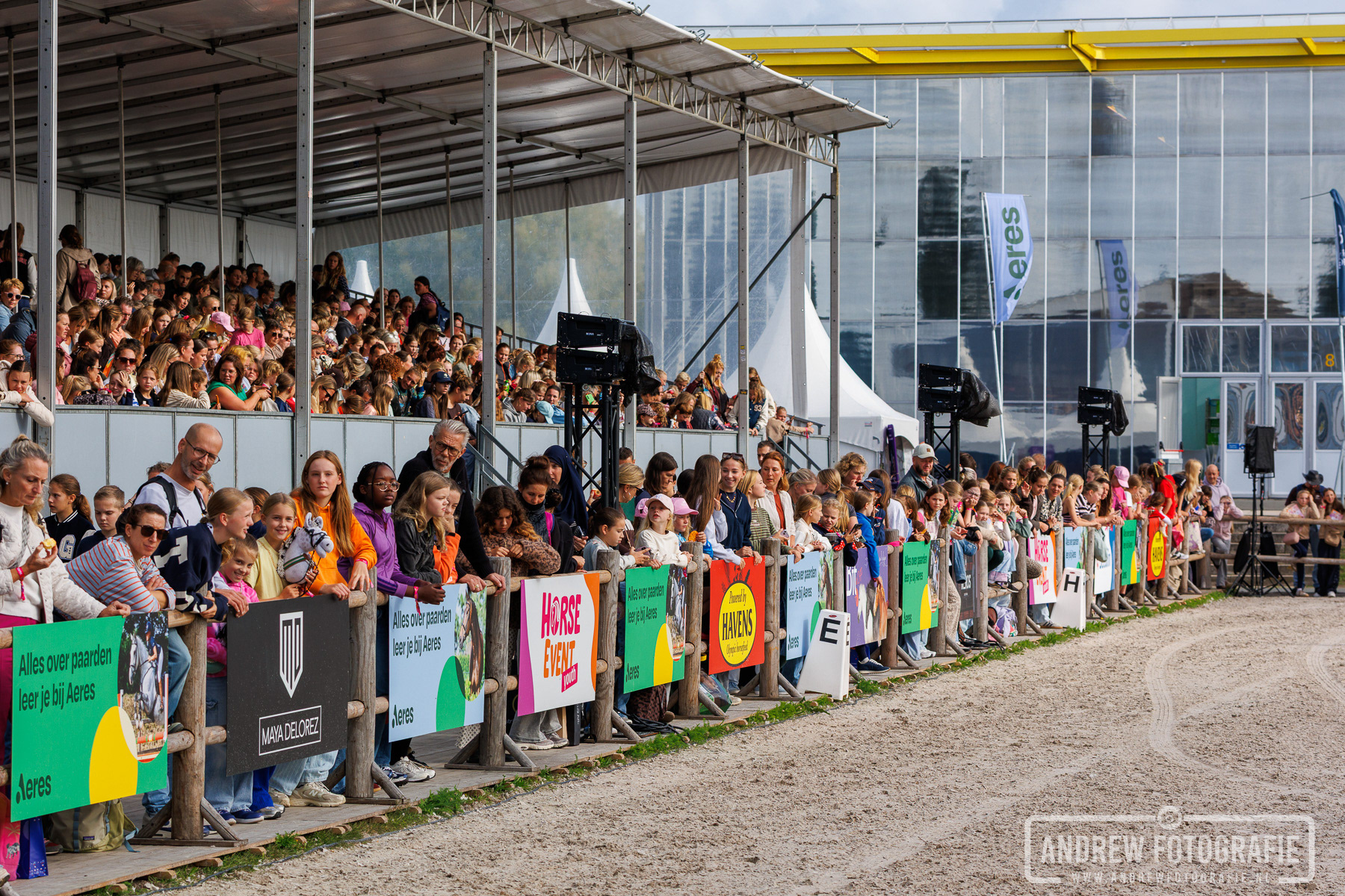 Enthousiast publiek en paardenfans langs de piste bij Horse Event Youth 2026 in Vijfhuizen.