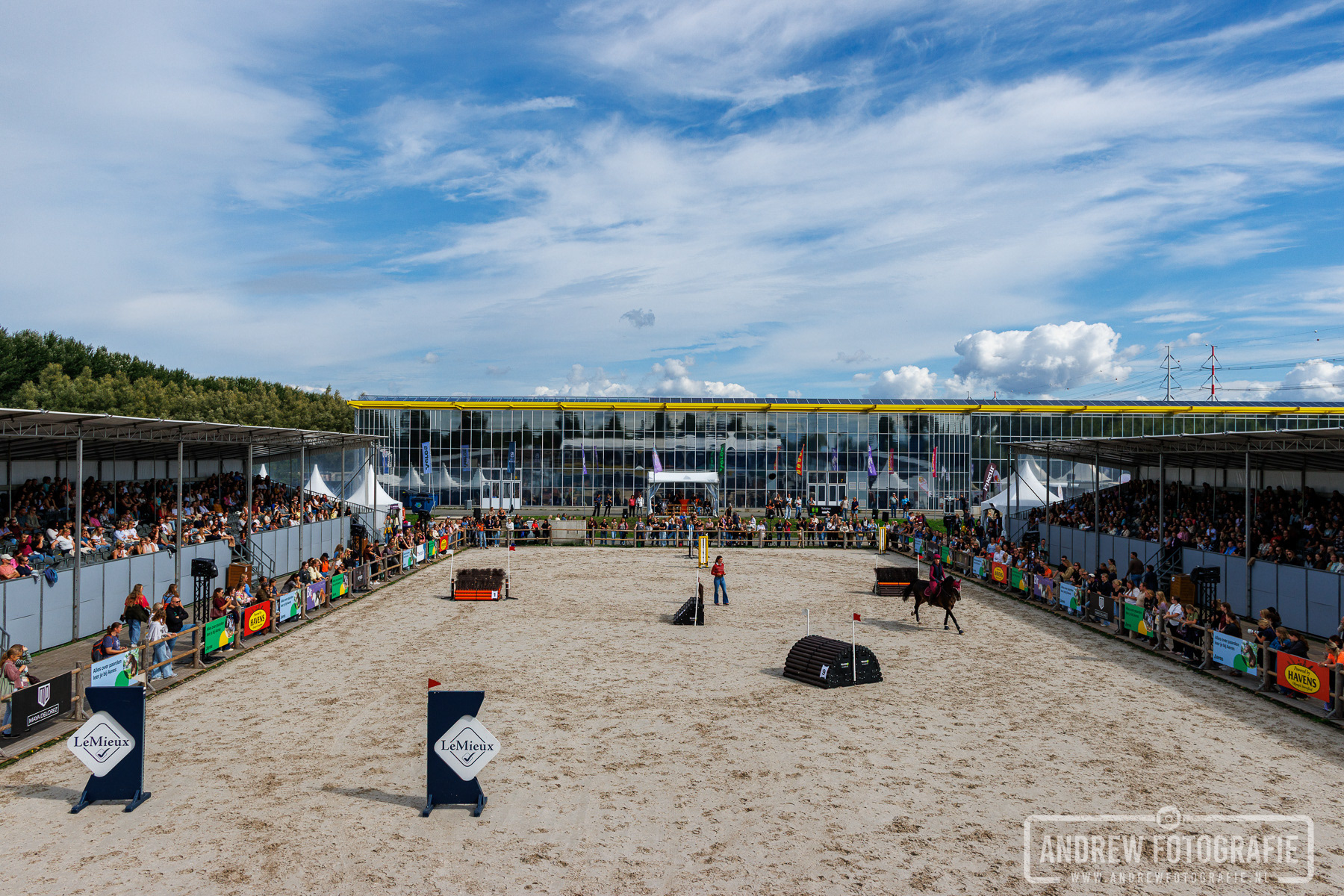 Overzicht van de outdoor Horse Event Arena bij EXPO Greater Amsterdam in Vijfhuizen