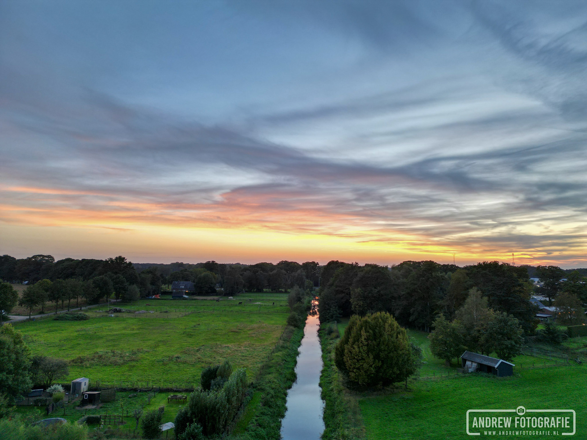 Zonsondergang boven Keizersbeek in Aalten (01-10-2023)