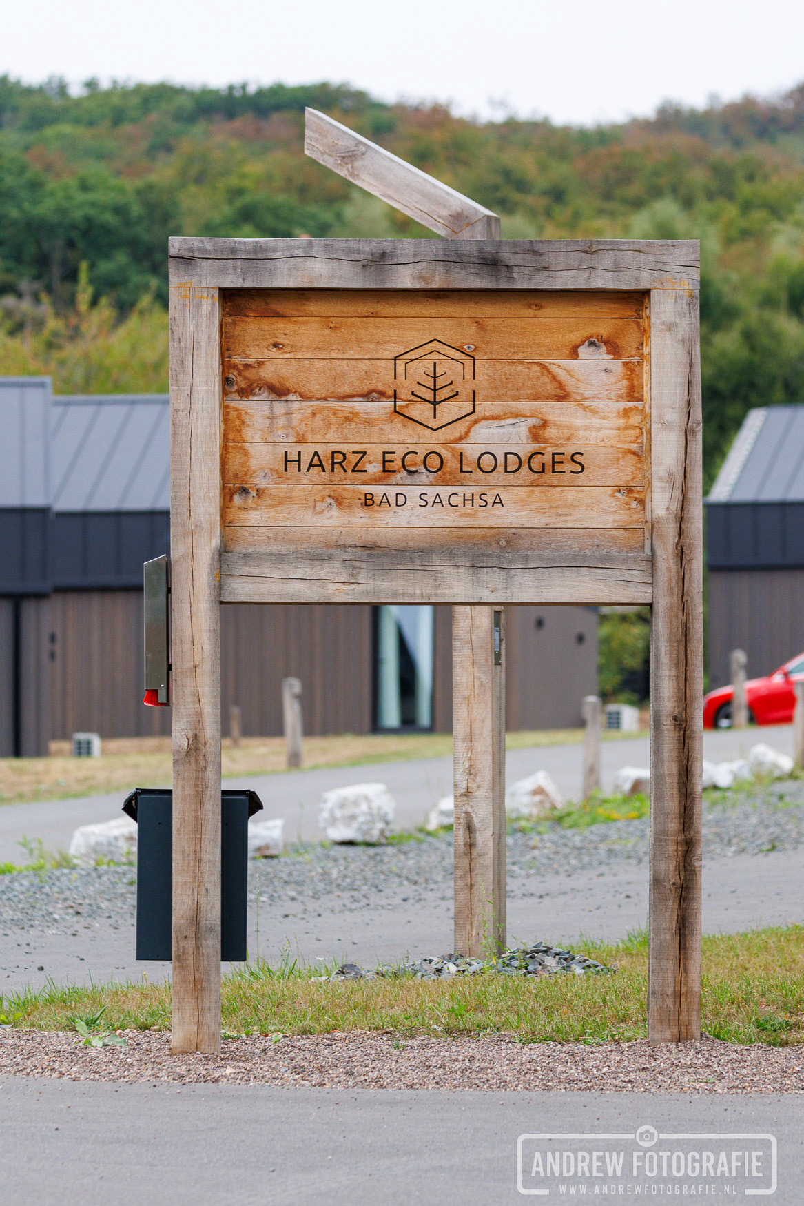 Entree en bord van het Harz Eco Lodges park
