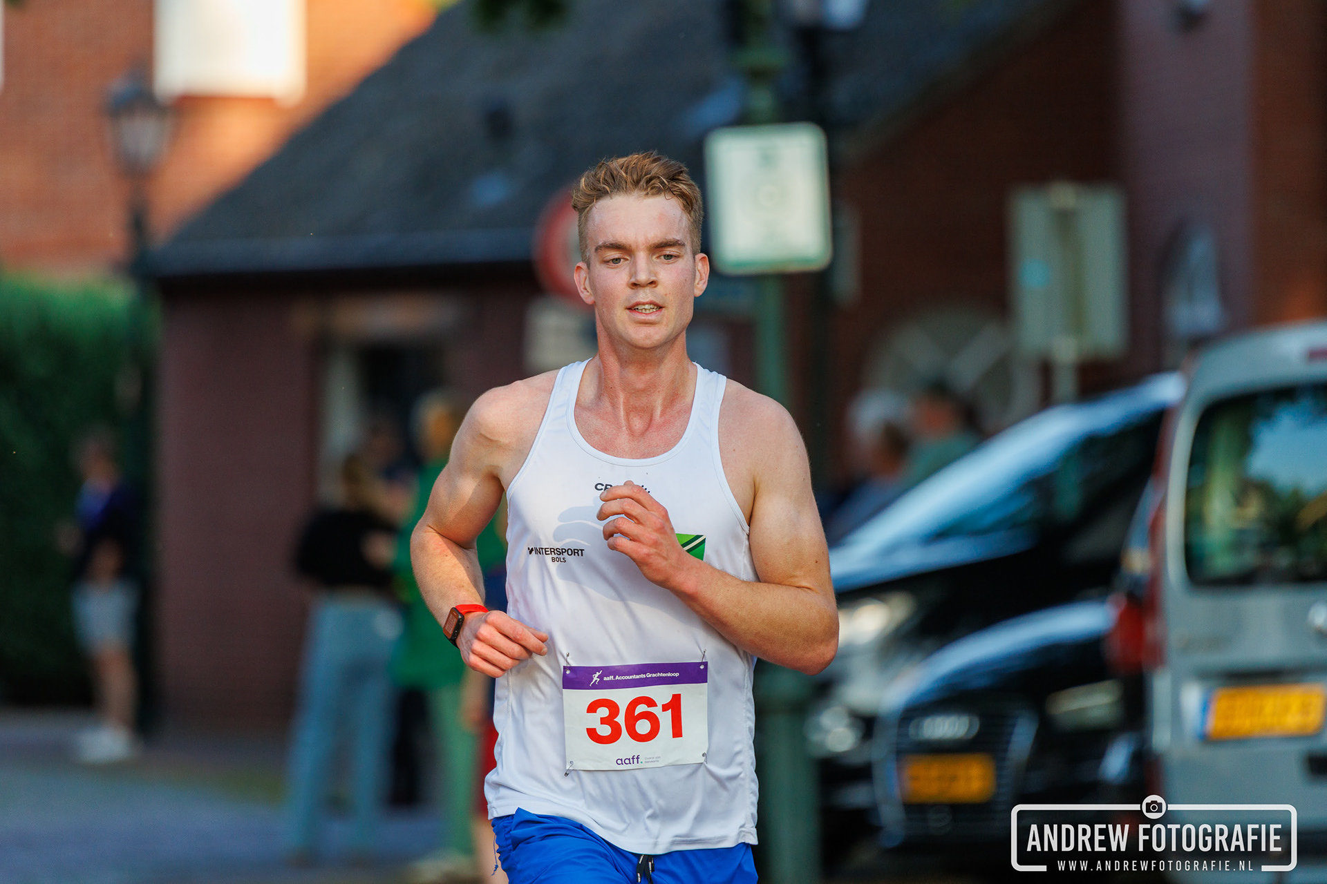 Deelnemer met startnummer 361 tijdens de Grachtenloop Bredevoort 2025. Actiefoto sportfotografie.