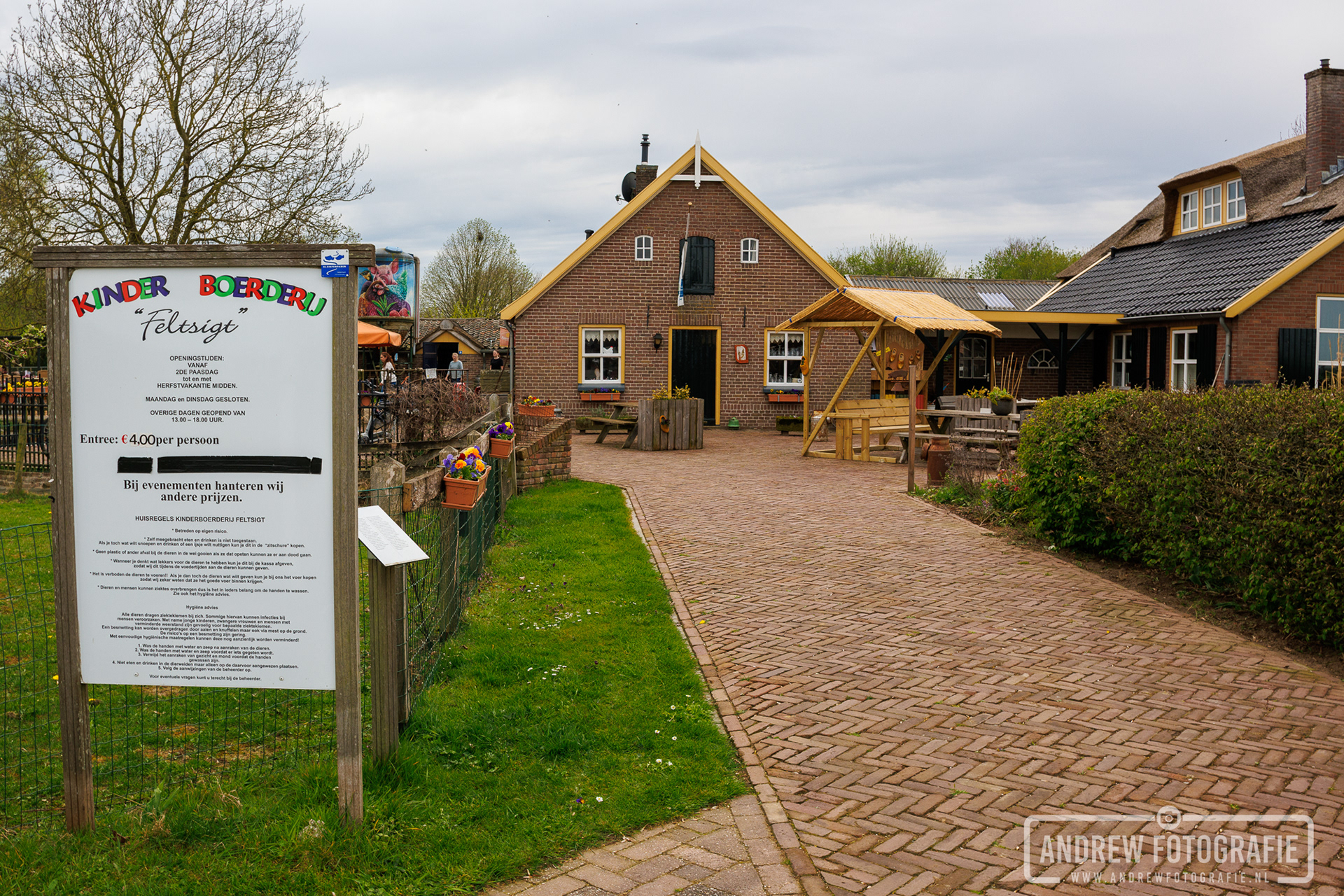 Ingang en oprit van Kinderboerderij Feltsigt in Hengelo Gelderland