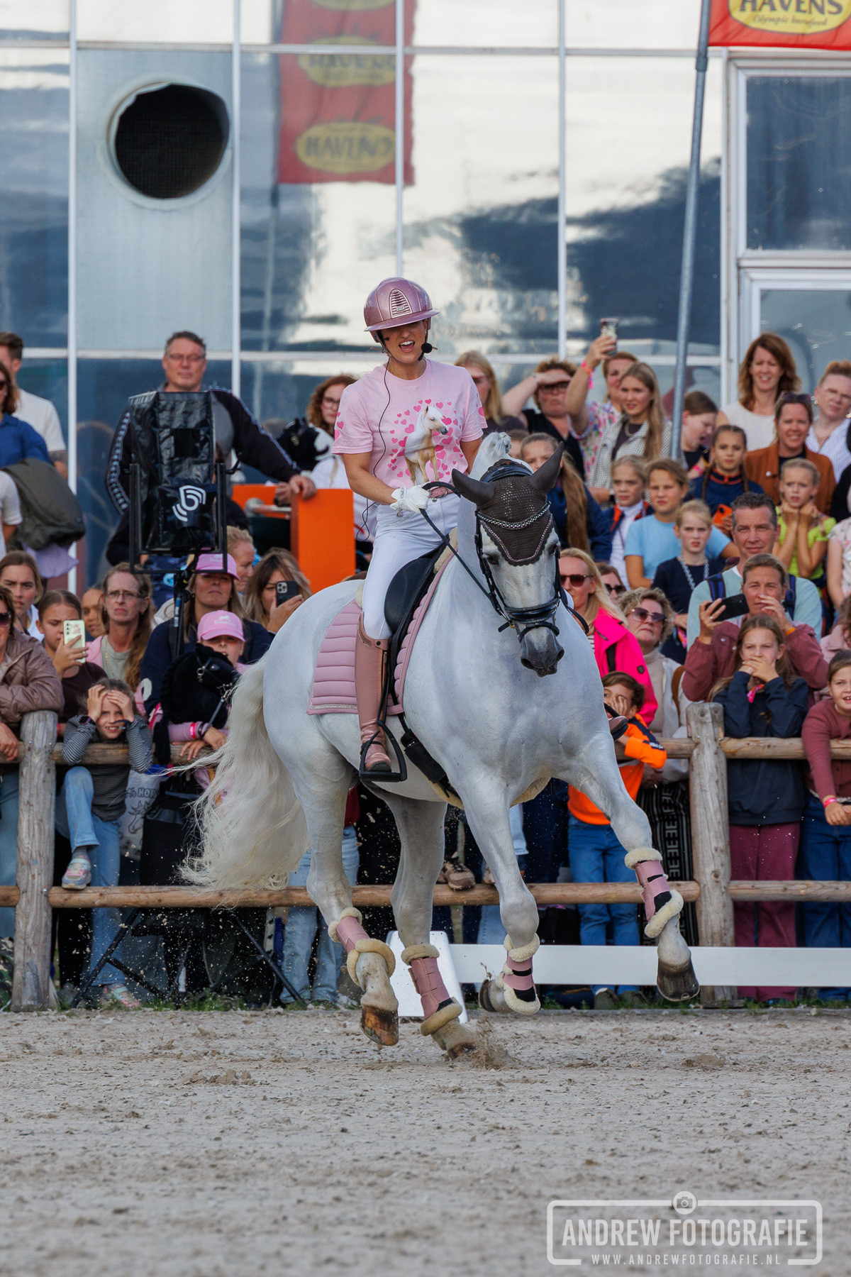 Britt Dekker op haar paard tijdens een inspirerende clinic op Horse Event Youth 2026.