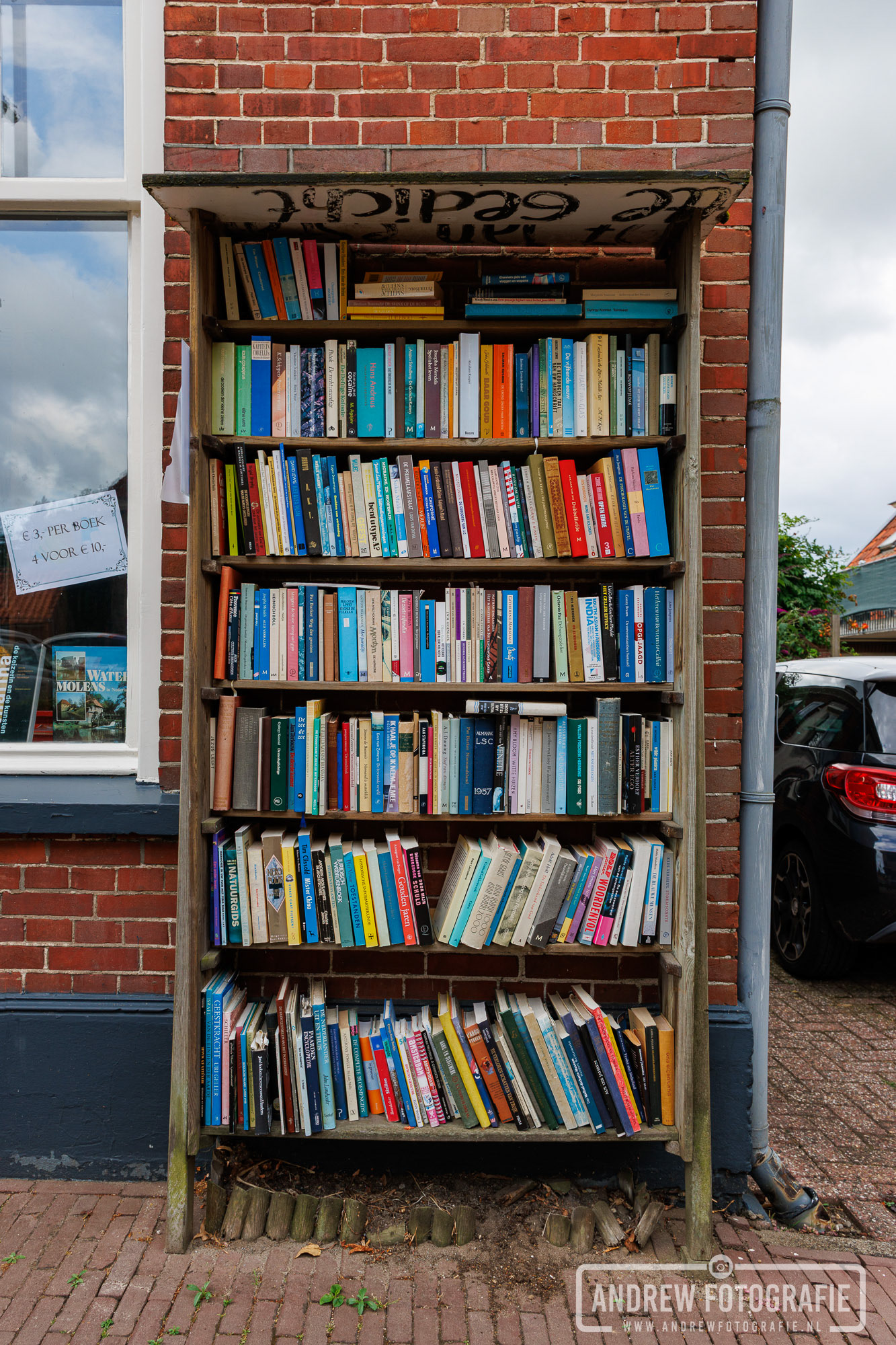 Boekenkast buiten voor een winkel in Bredevoort