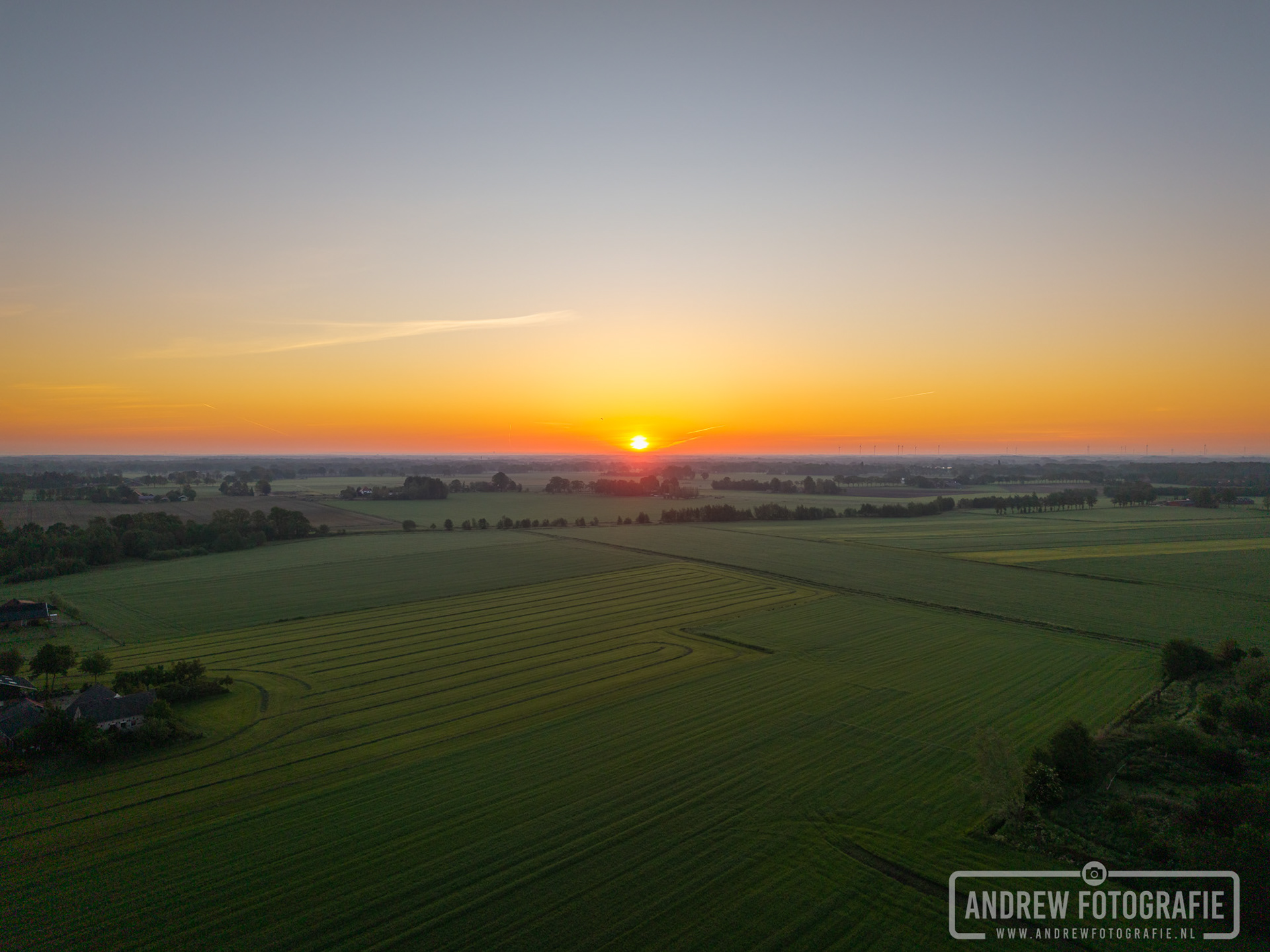 Originele dronefoto van een sfeervolle zonsopkomst in Groenlo zonder televisie-graphics