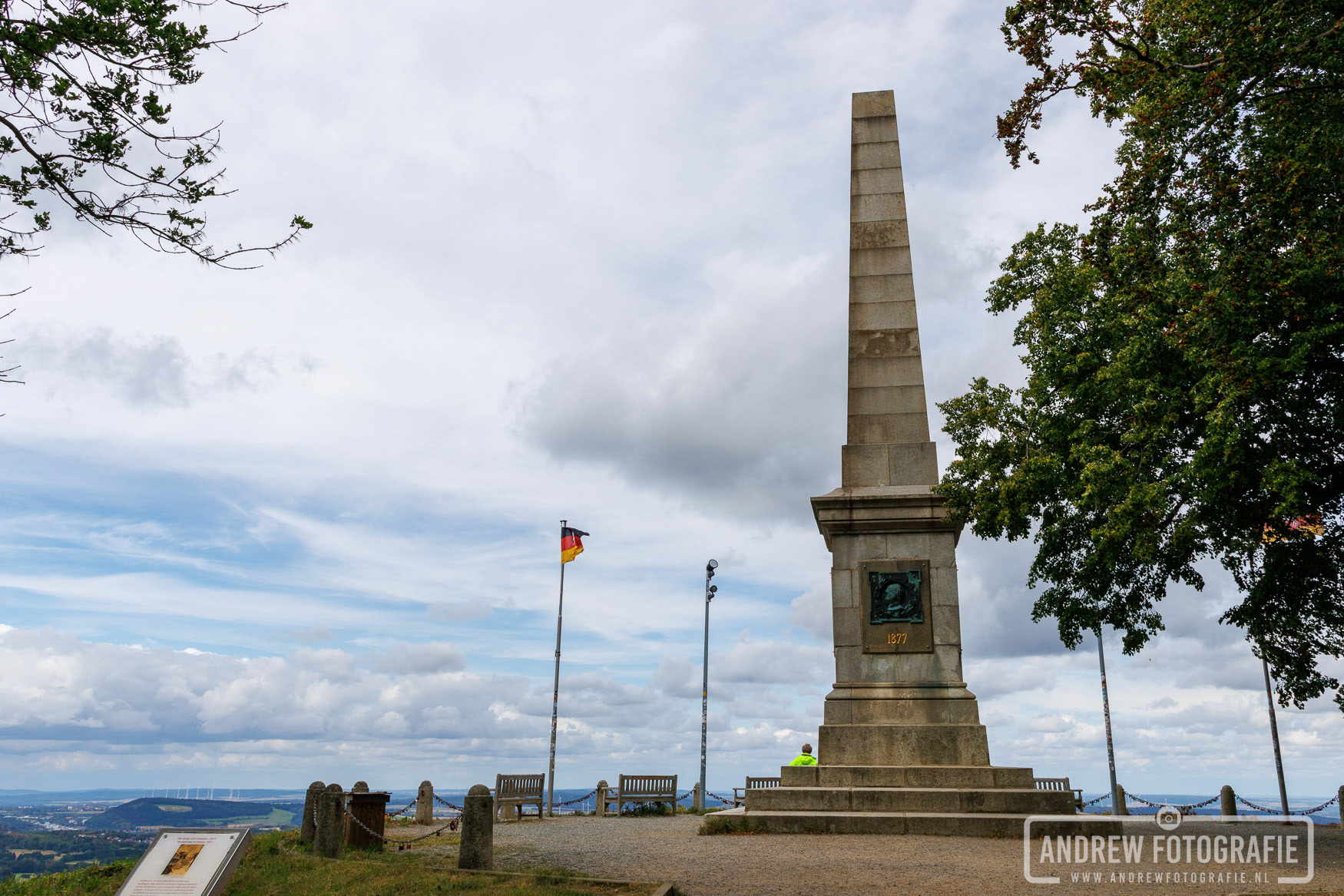 Het historische Canossa-monument en de kasteelruïne op de top van de berg.