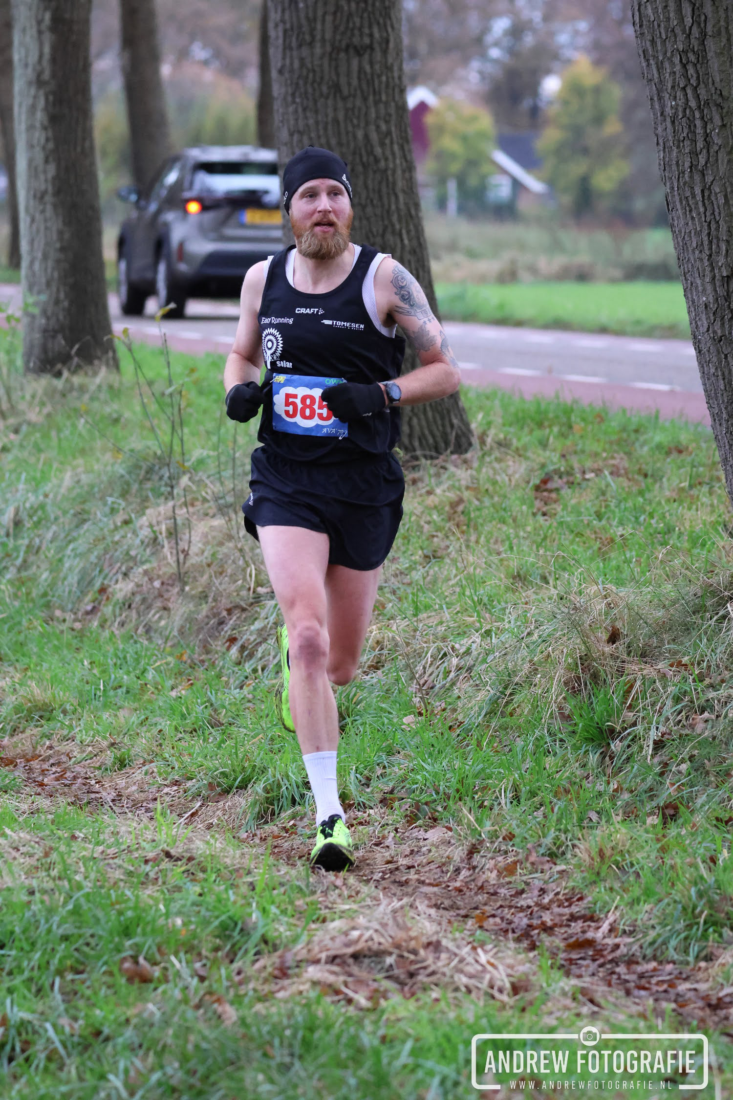Deelnemer met startnummer 585 op het onverharde parcours van de Boekeldercross 2024. Actiefoto crossloop Aalten.