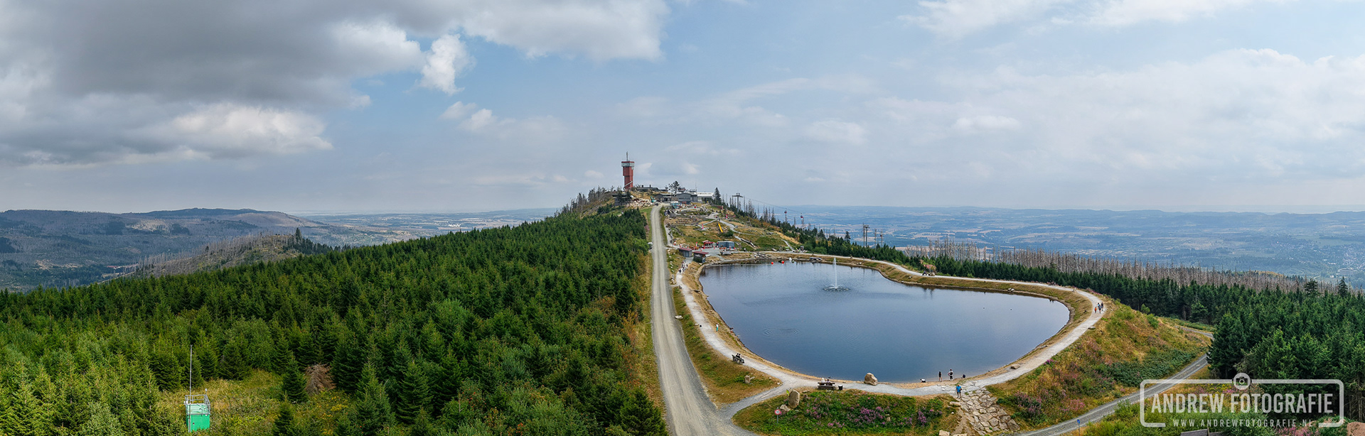 Drone panorama van het bergmeer en de Wurmbergturm op de top van de Wurmberg