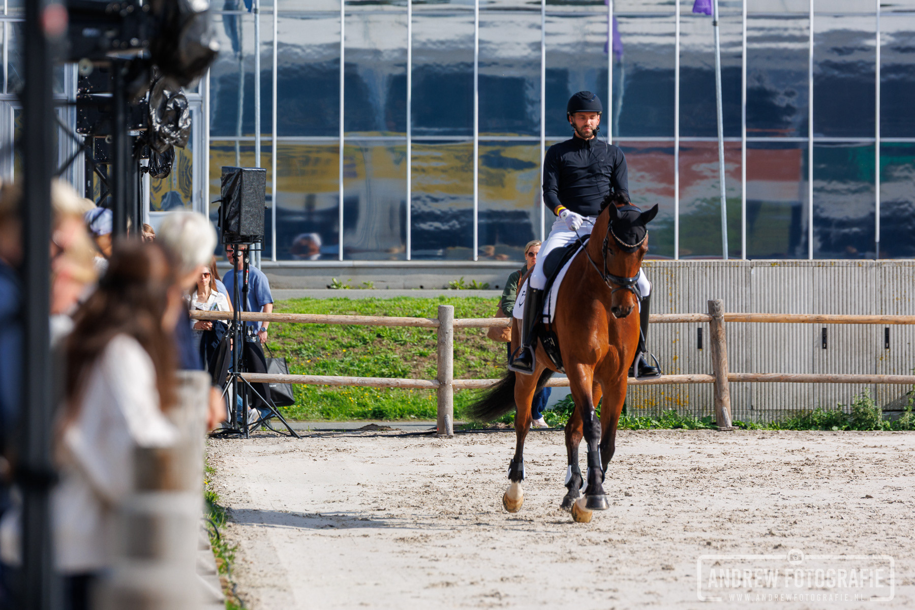 Tommie Visser in actie op het paard tijdens de clinic in de Horse Event Arena.