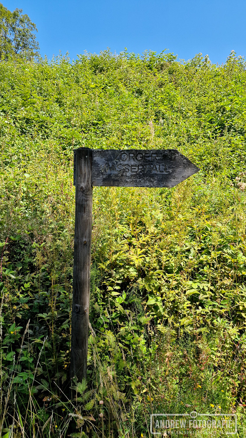 Wandelbord en routeaanduiding naar de Zorger Wasserfall in de Harz