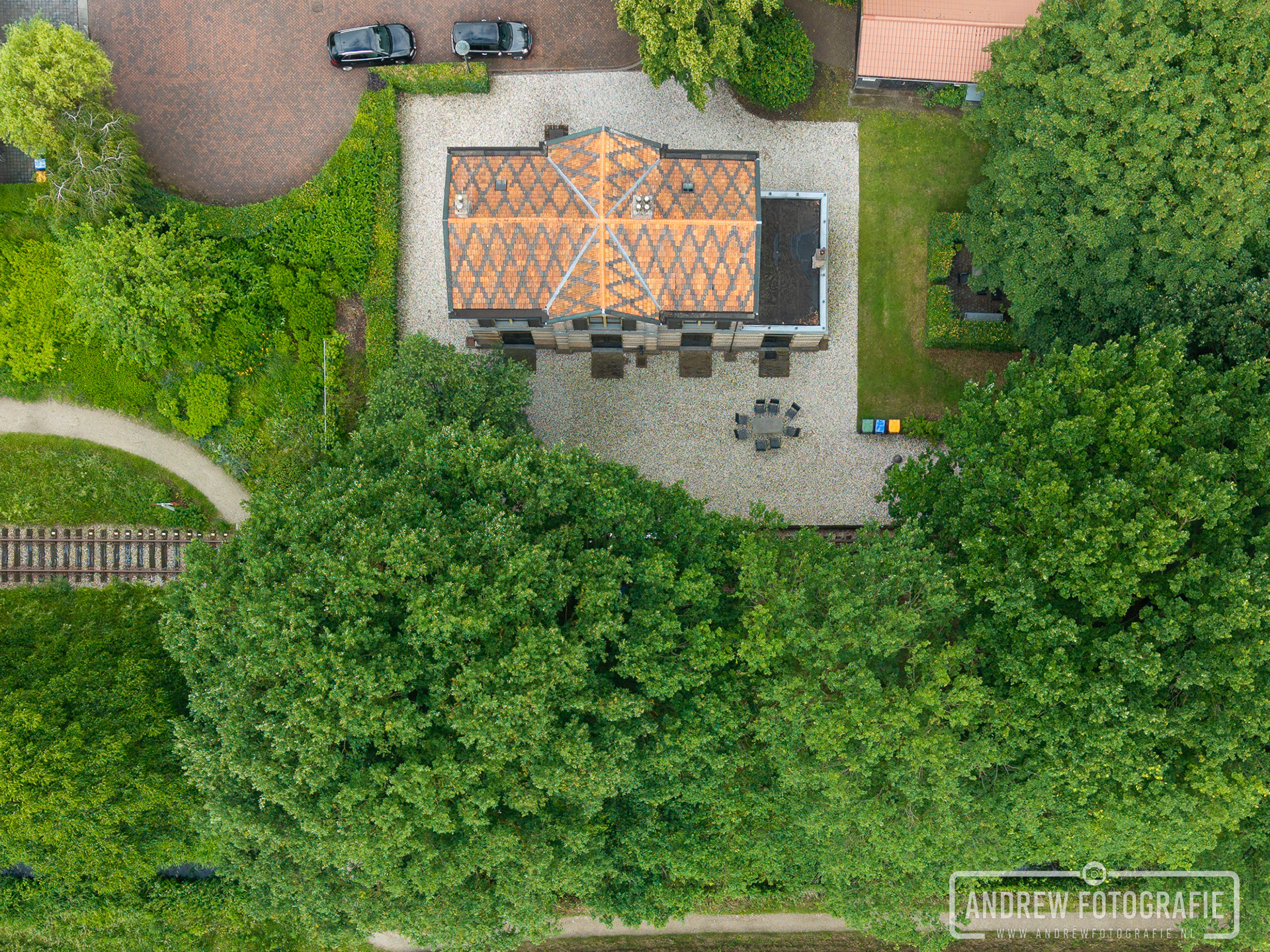 Luchtfoto van bovenaf van het oude stationsgebouw van Museum GOLS en de groene omgeving.